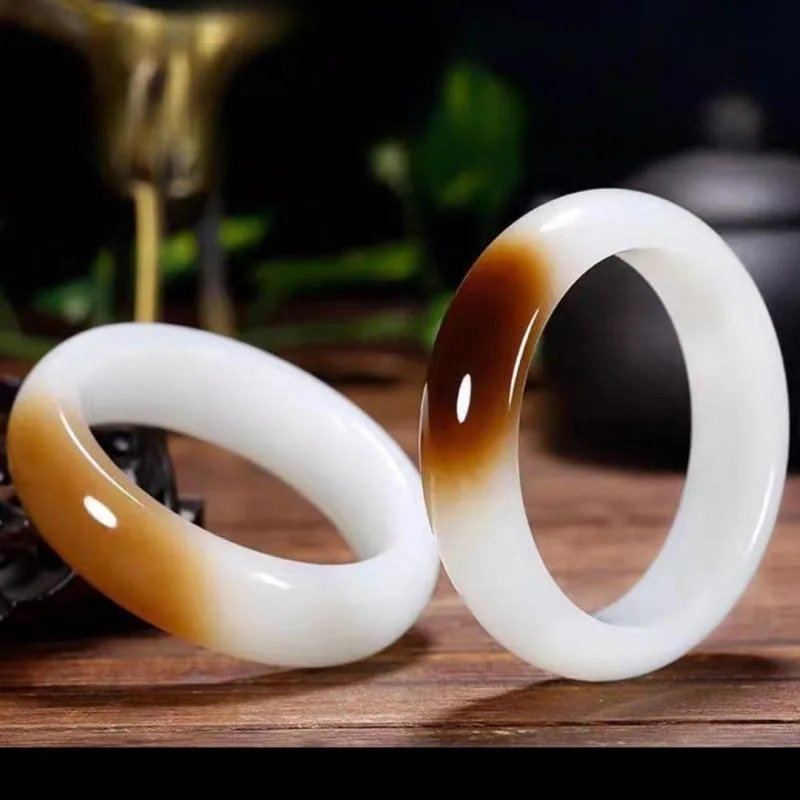 

Xinjiang sugar white bracelet outer Mongolian material high imitation Hetian jade versatile model for friends