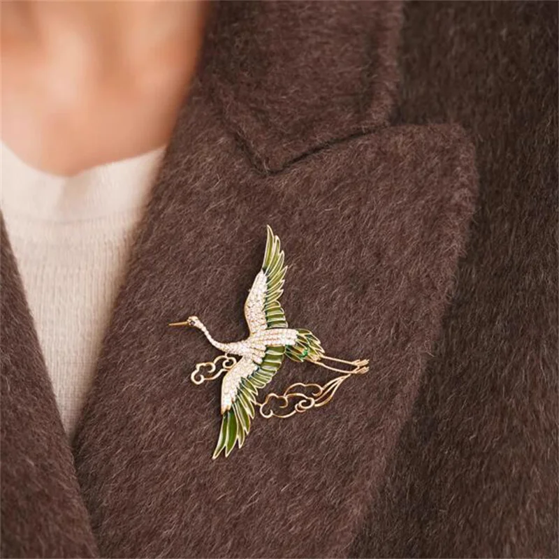 1pc Chinese Style Elegant Rhinestone Green Enamel Wings Crane Clouds Brooches For Women Flying Birds Lapel Pins Party Jewelry
