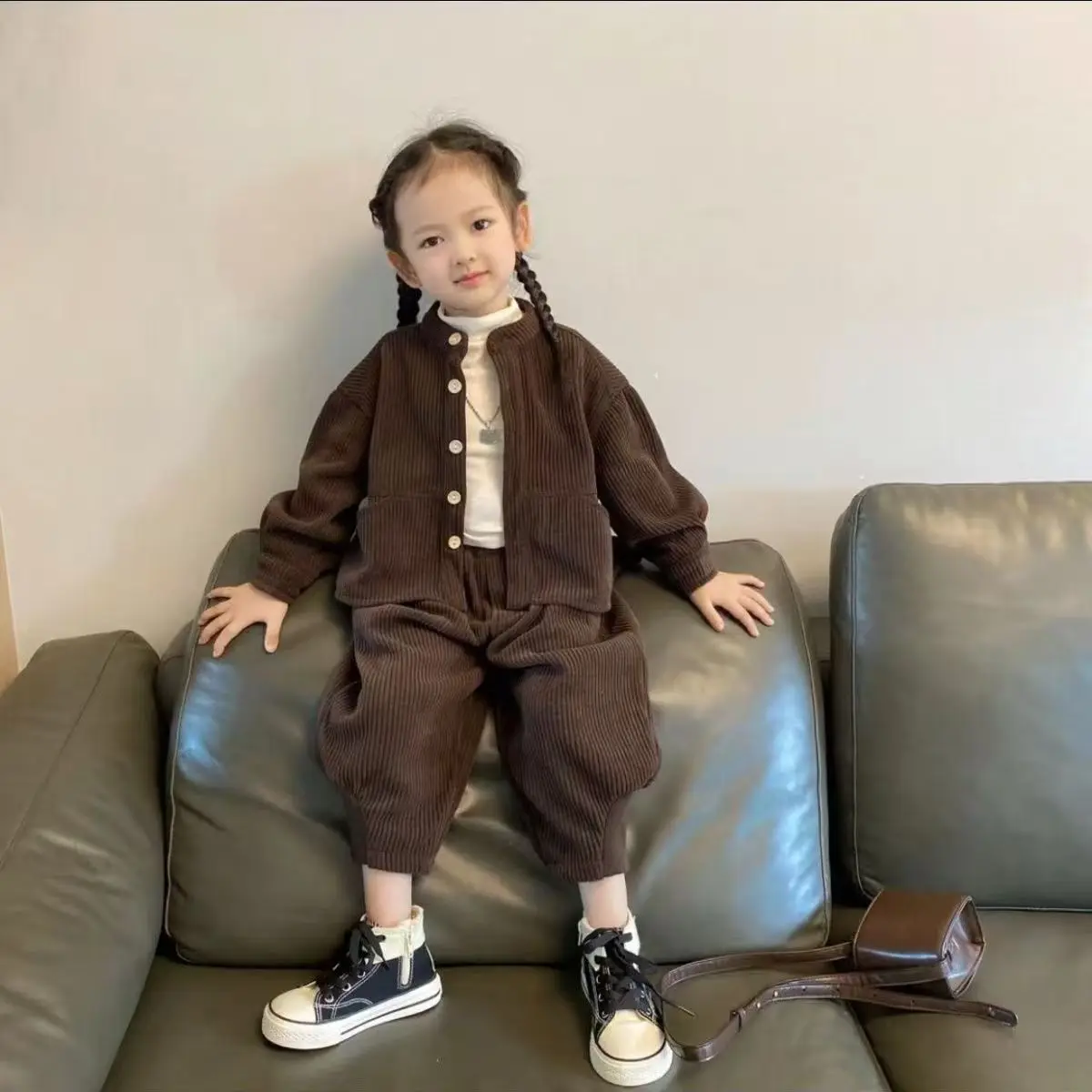 

Детский осенний комплект из вельвета в полоску для мальчиков и девочек, стильный повседневный комплект из трех предметов, модная детская одежда