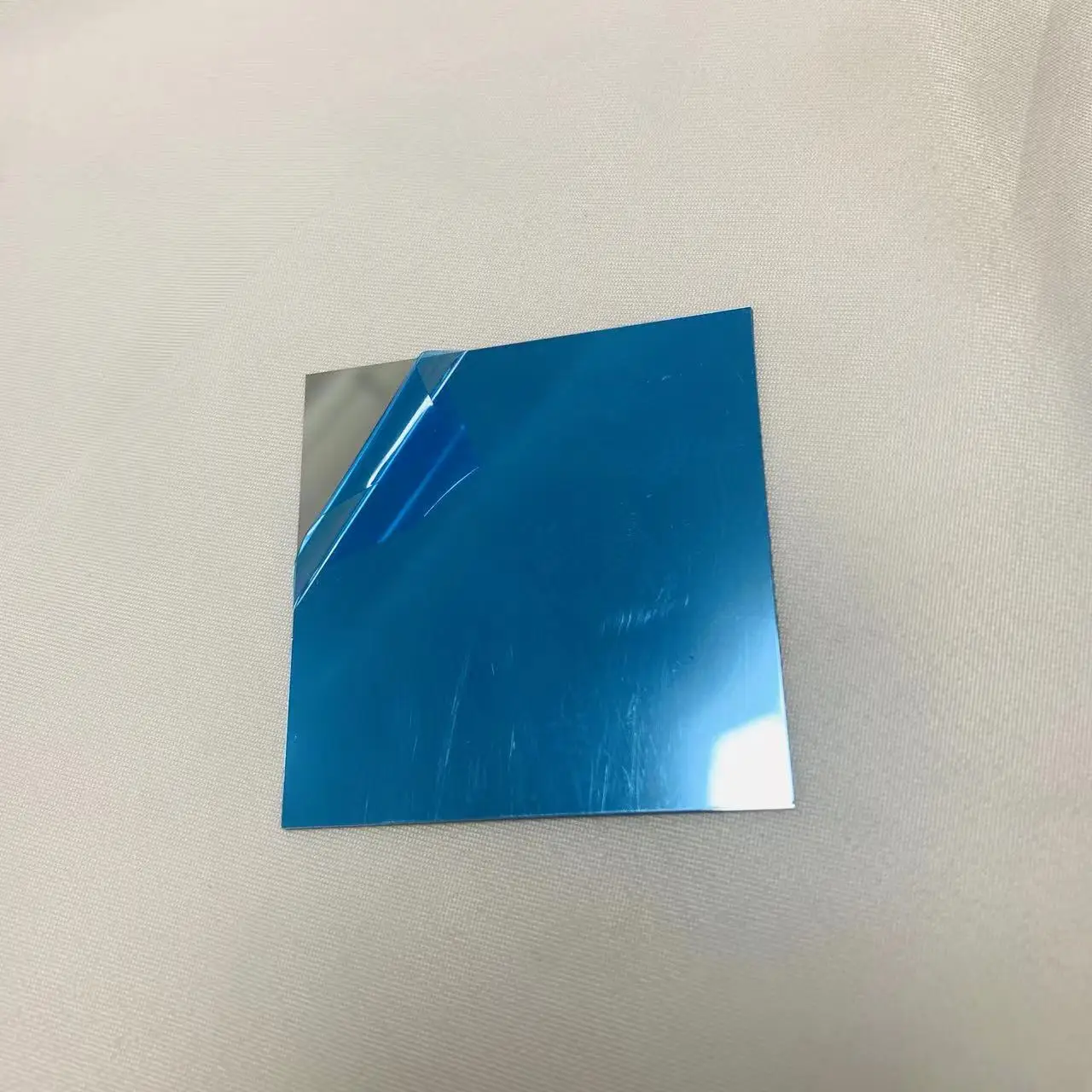 หลายขนาด45องศาเย็นกระจก50X50X1มม.จาก300nm ถึง700nm สะท้อนแสงที่มองเห็นได้ Ray reflector กรองแก้ว