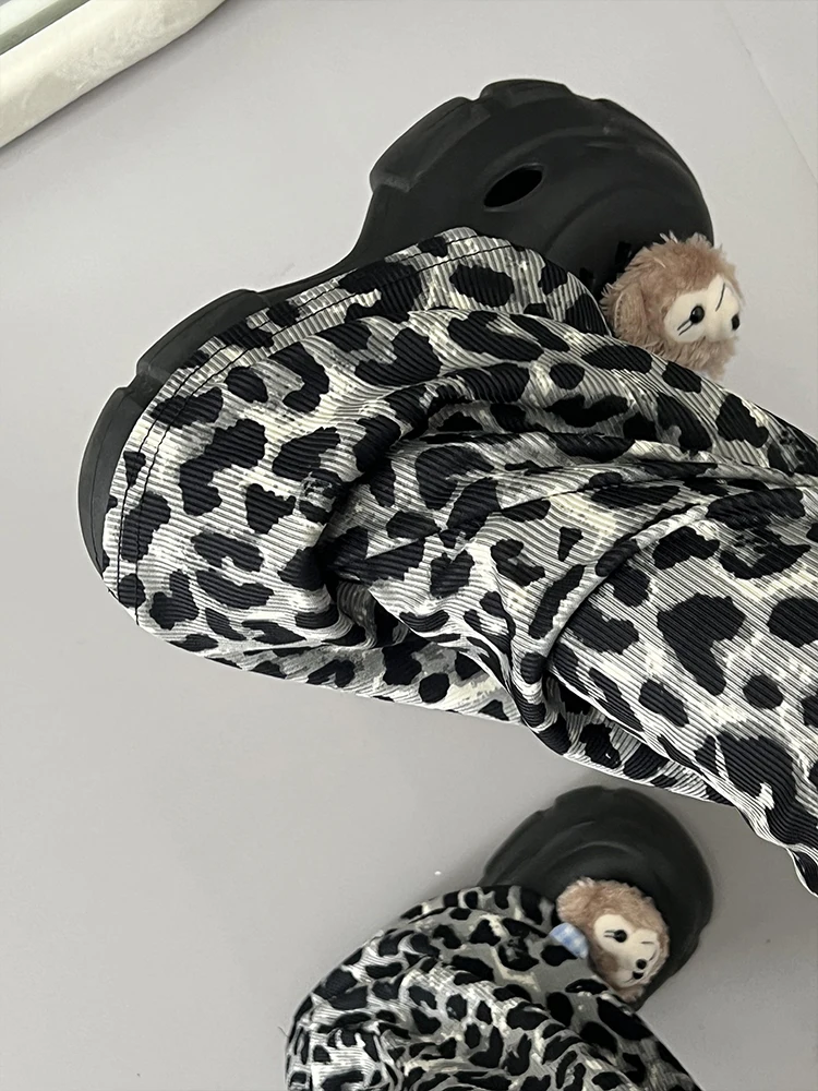 กางเกงขายาวลายเสือดาวผ้าไหมน้ำแข็งสไตล์อเมริกัน เอวสูง ทรงขากว้าง สวมใส่สบายๆ สำหรับฤดูร้อน ผ้าบางเบา รุ่นใหม่ เหมาะสำหรับเดินเล่นและพักผ่อนสำหรับผู้หญิง