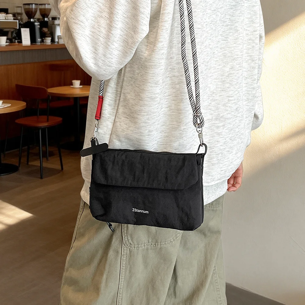 Damen-Umhängetasche, Handtasche im Umschlagstil, aus faltigem Stoff, mit verstellbarem, geflochtenem Träger, leichte Tasche für den täglichen Gebrauch. – Detail 9