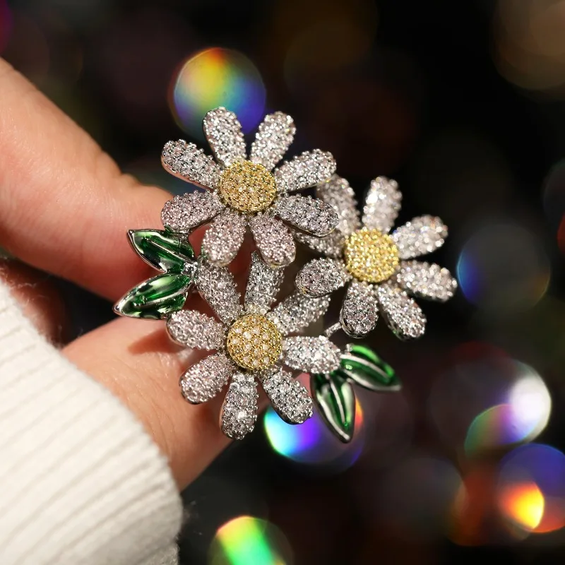 Mini daisy small brooch women's niche design sense embellishment neckline anti-light pin accessories