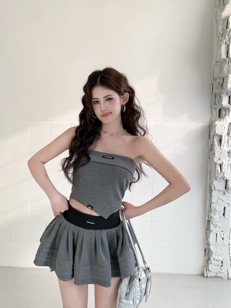 

Стильный и модный женский комплект из двух предметов: топ без бретелек и юбка с высокой талией, летний модный ансамбль для женщин, создающий стройный силуэт.