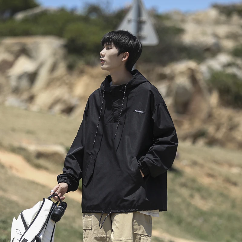 

Мужская ветровка свободного кроя с капюшоном на молнии, функциональная повседневная одежда для осени и весны, сезонная уличная мода, тренд...