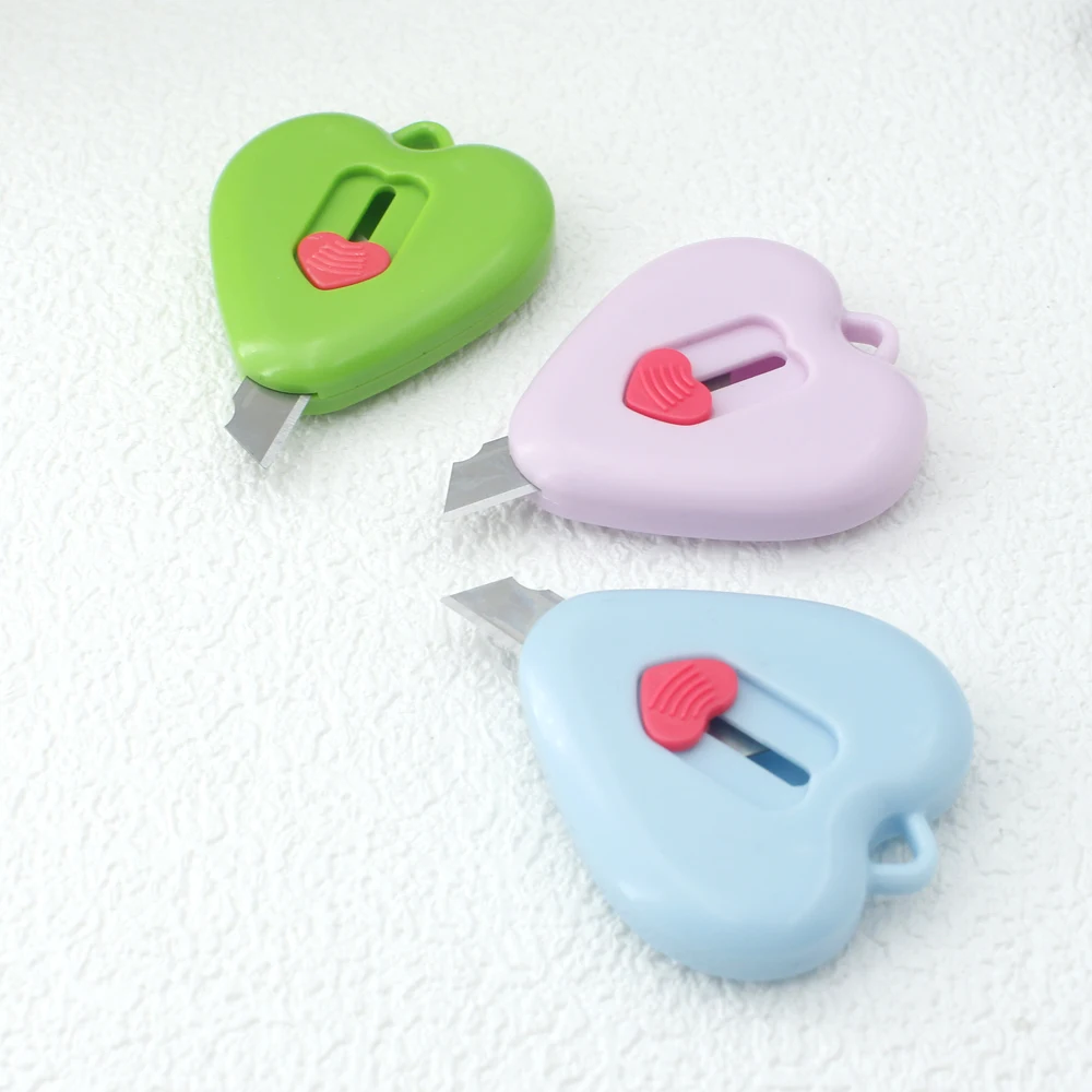 Coltello multiuso a forma di cuore con schema di colori Macaron, mini coltello artistico carino e utile per pacchetti unboxing
