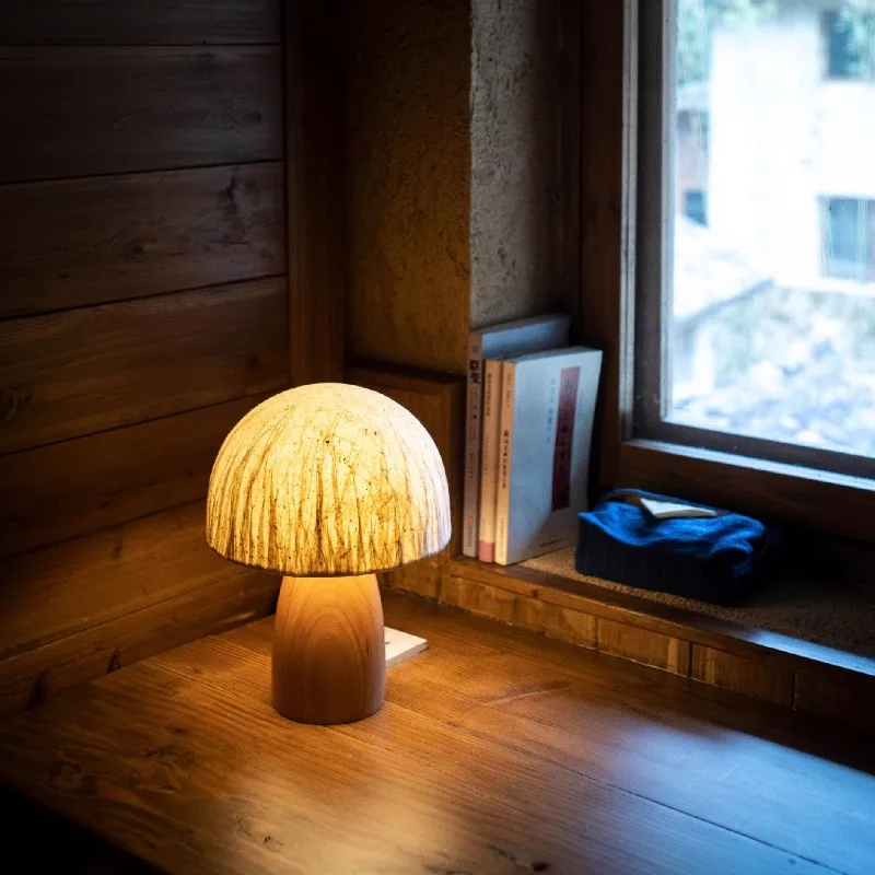 Luce ambientale sul comodino della camera da letto studio giapponese vintage