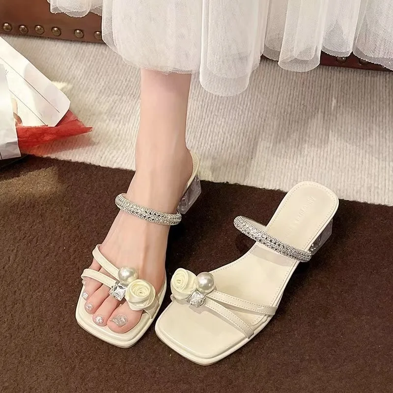 

Модные брендовые дизайнерские тапочки с цветочным жемчугом, женские узкие босоножки на низком каблуке с квадратным носком и толстым каблуком, уличная обувь для вечеринок