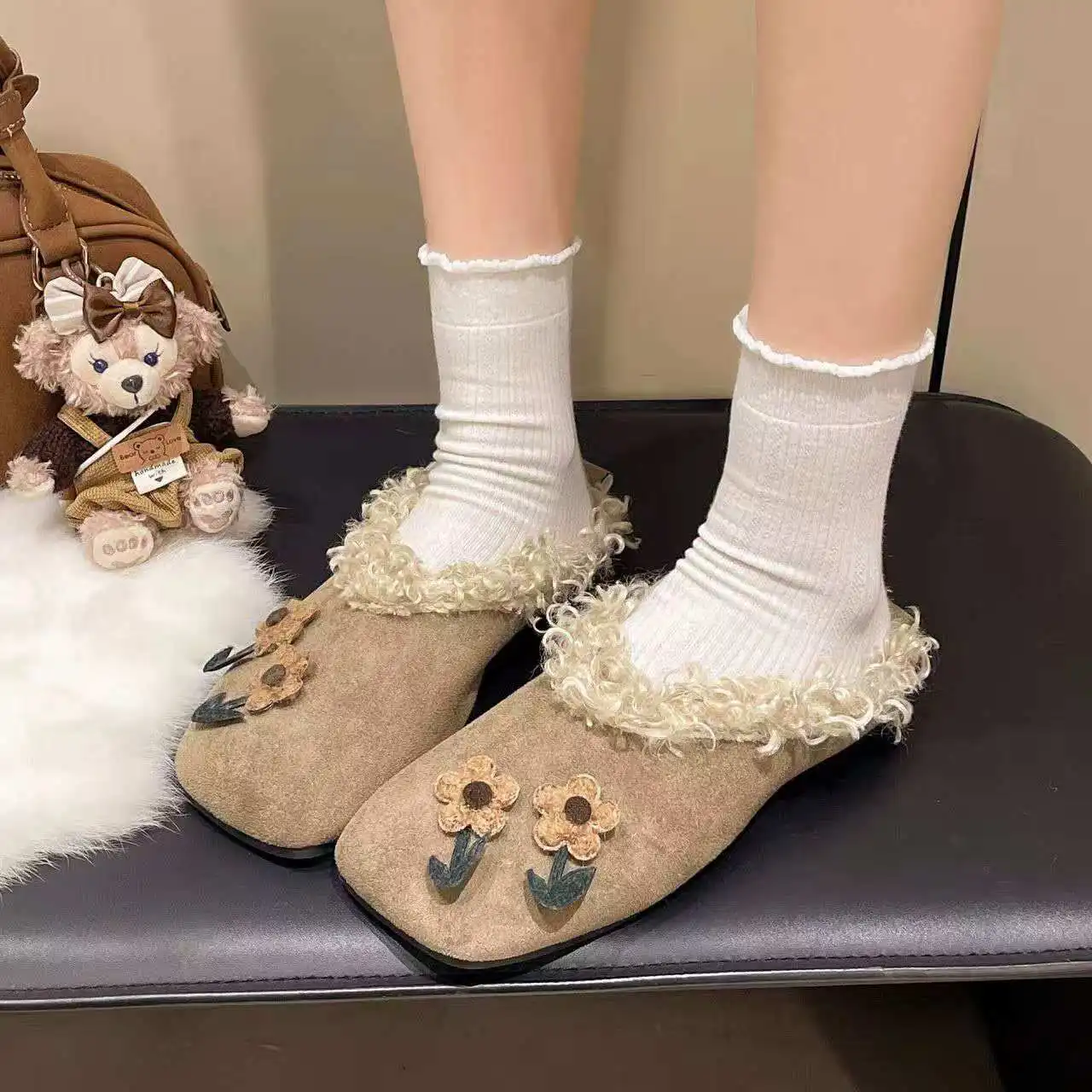 2026 Fall winter flat plush slippers with fashionable unique design comfortable anti-slip lightweight and cotton-soled slippers