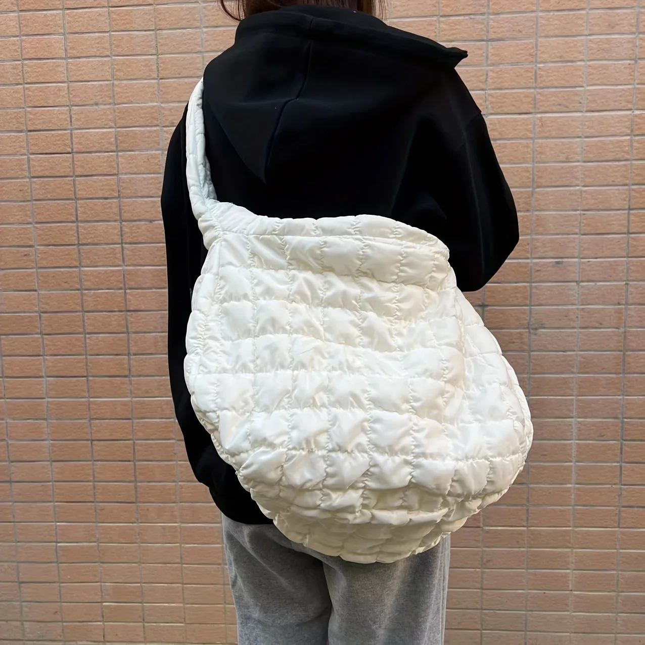 Oversized puffed quilted stray bag, large capacity crossbody bag, women\'s thickened shoulder bag