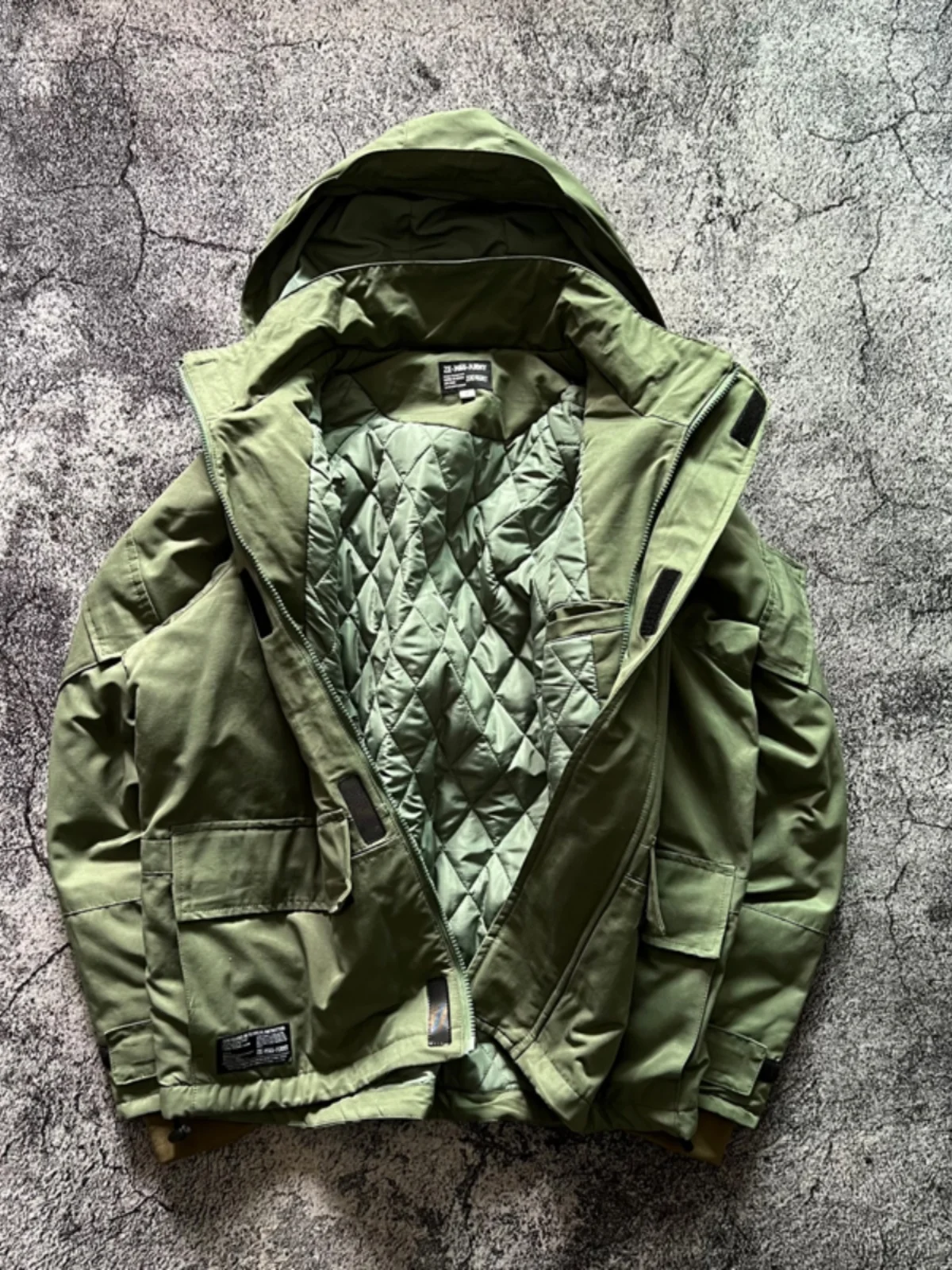 

Ретро-куртка в стиле кэжуал с контрастными вставками и нашивками на локтях, многокарманная, свободного кроя, утепленная, из хлопка, теплая хлопковая одежда