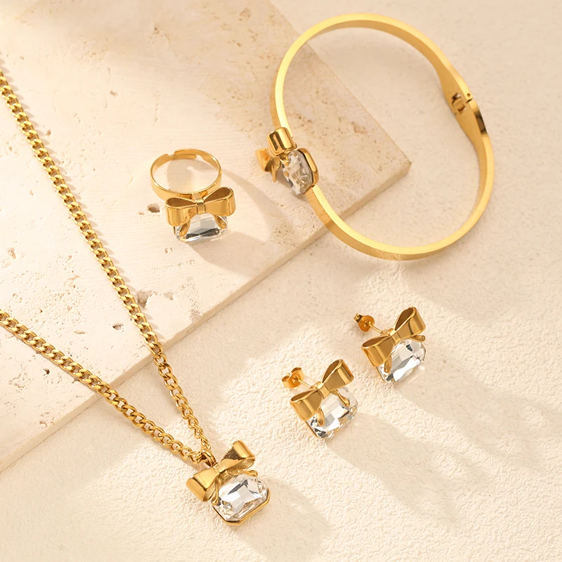 EILIECK Goldener Edelstahl-Schmuckset mit Schleife und Funkelnden Kristallen: Halskette, Armreif, Ohrringe, Ring - Trendiger Schmuck für Frauen als Geschenk – Detail 9