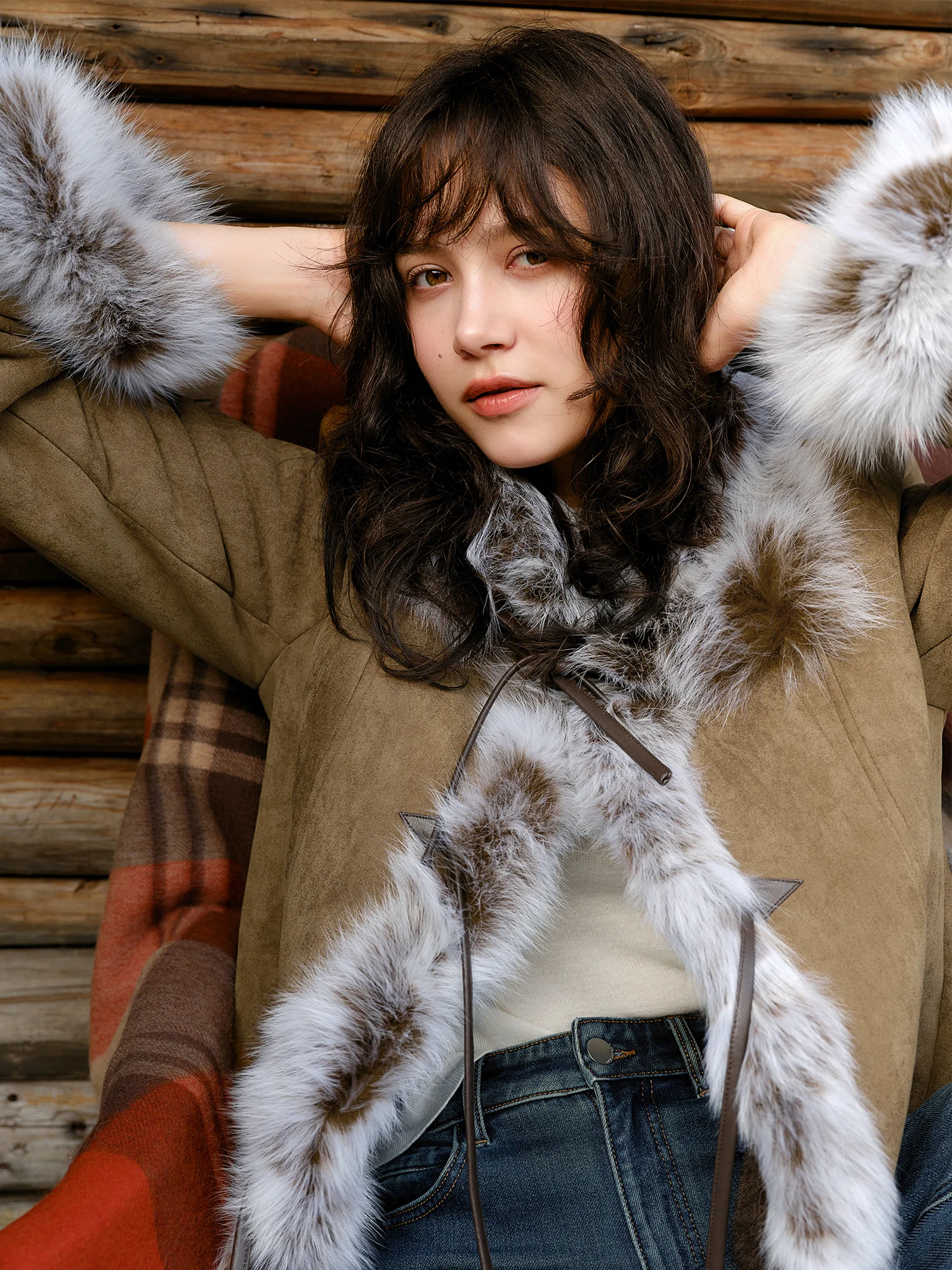 เสื้อแจ็คเก็ตขนสั้นสไตล์วินเทจสำหรับผู้หญิง รุ่น DUSHU [Warm Winter Mocha] ประจำฤดูใบไม้ร่วงและฤดูหนาวปี 2025  ตกแต่งด้วยขนสุนัขจิ้งจอก สีน้ำตาล  ทรงหลวม  แฟชั่นสตรีทแวร์  ทันสมัย