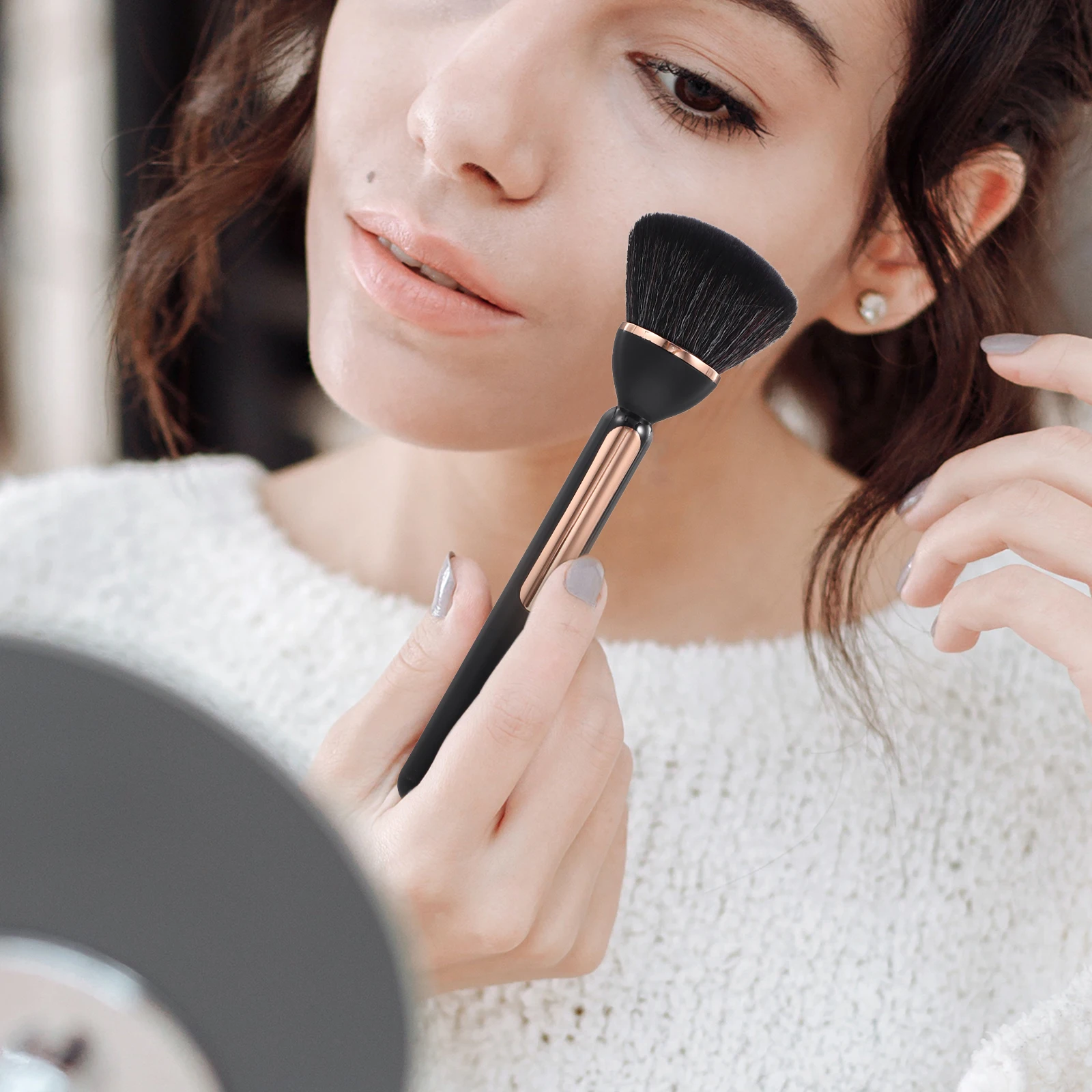 多機能パウダーブラシ 人間工学に基づいたハンドル 柔らかい毛先 メイクブラシ 顔用 チーク ミネラルファンデーション ネイルダスト除去用