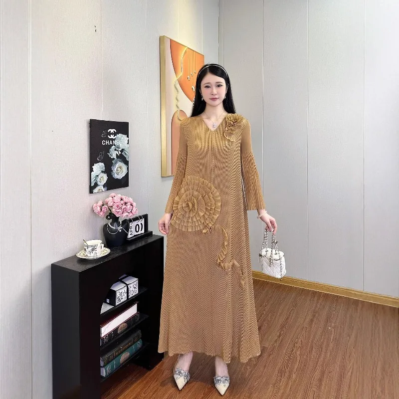 Sukienka Miyake Fold 2025 Jesień/Zima Nowa, Jednolita, Luźna, Duży Rozmiar, Długa Sukienka Modna z Kwiatowymi Rękawami, Damska Sukienka z Dekoltem w Serek, Plisowana