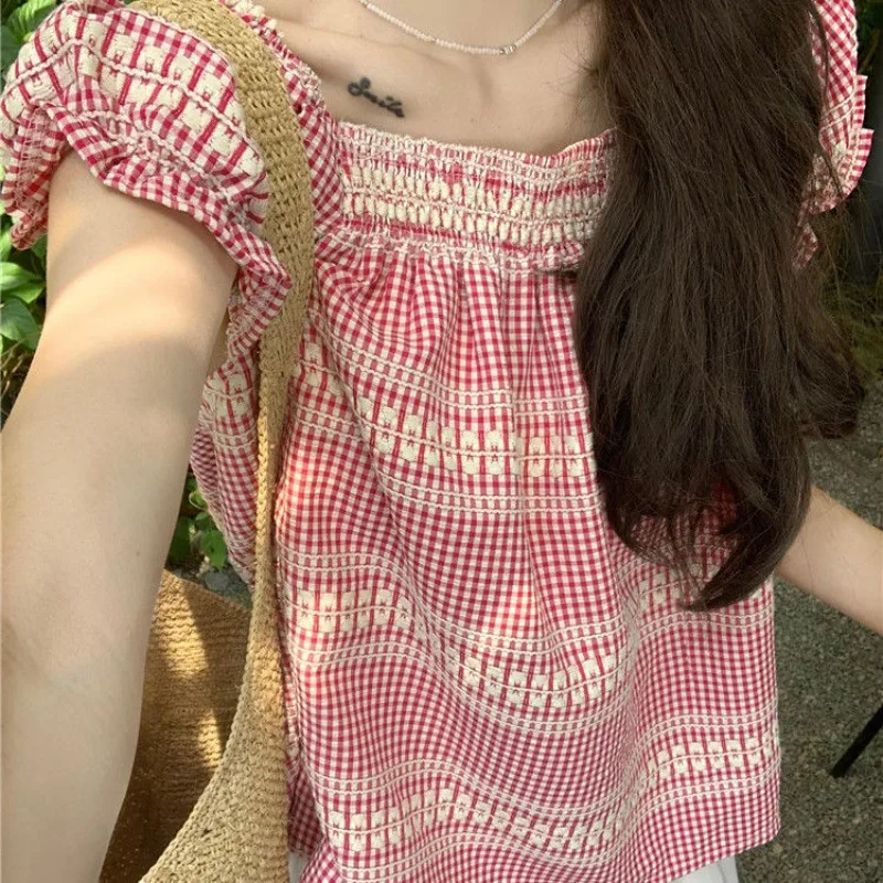 الوردي منقوشة قصيرة الأكمام المرأة 2025 صيف جديد الفرنسية الدوبامين نمط ارتداء دمية طوق فقاعة كم تي شيرت