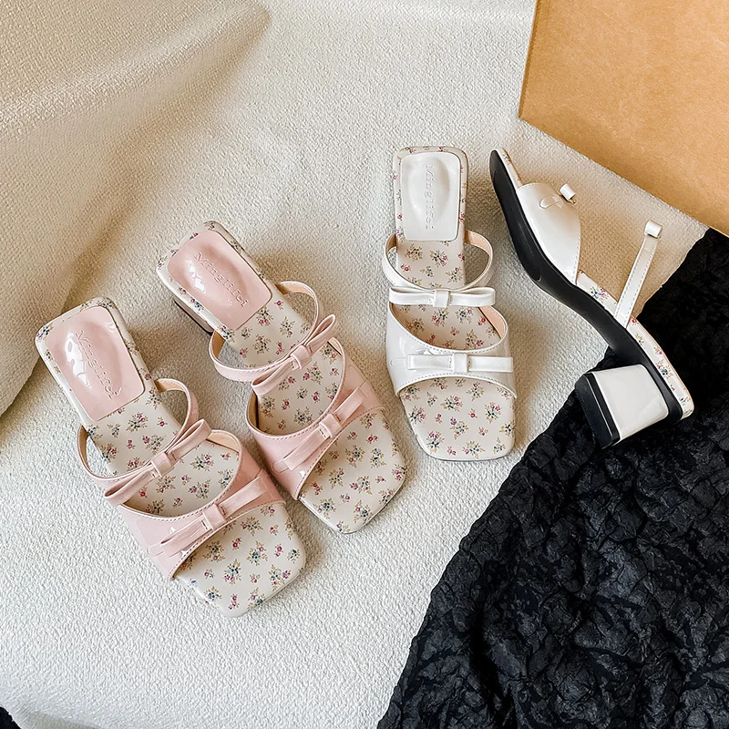 

Японская милая нежная женская обувь, верхняя одежда на высоком каблуке с бантом и цветочным принтом, однословные тапочки, универсальные модные сандалии для девочек на толстом каблуке