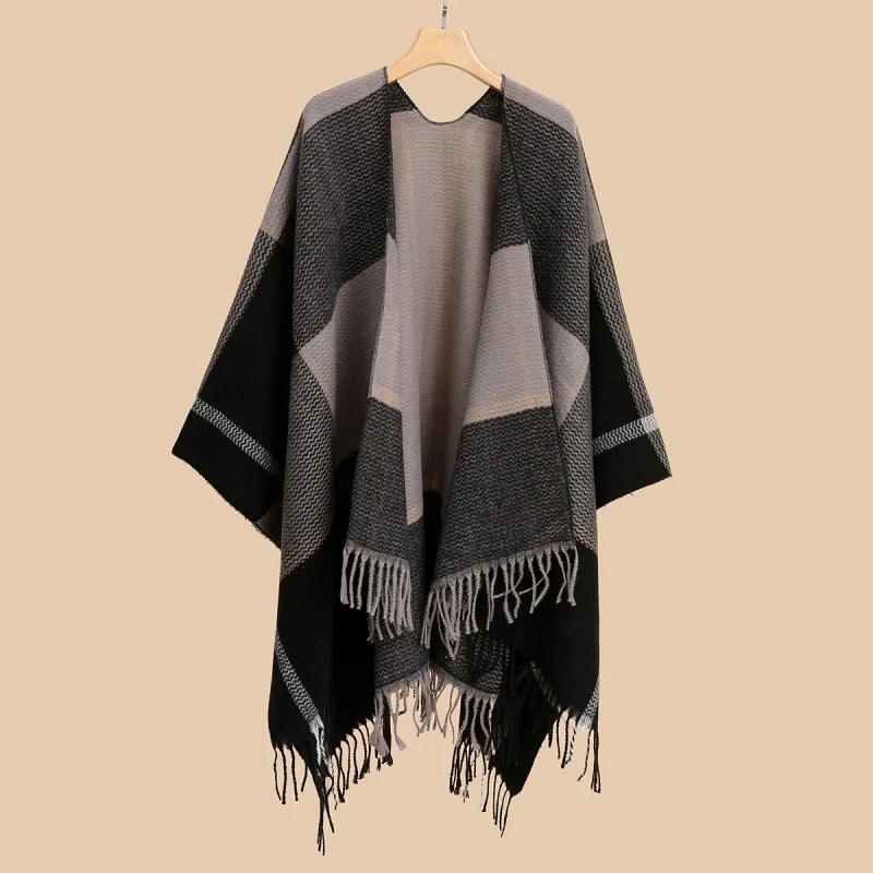 A lady wearing a stylish Joker shawl decorative scarf simple cloak warm and thick