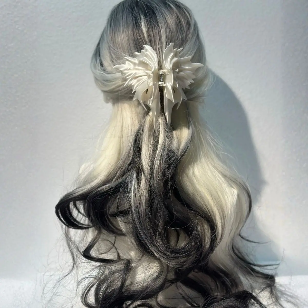 

Заколка-краб для волос в форме рыбьего плавника, маленькая, на заказ | Серия Dream Haven - Заколка для волос ручной работы с мистическими существами и морской тематикой, доступно 8 цветов.