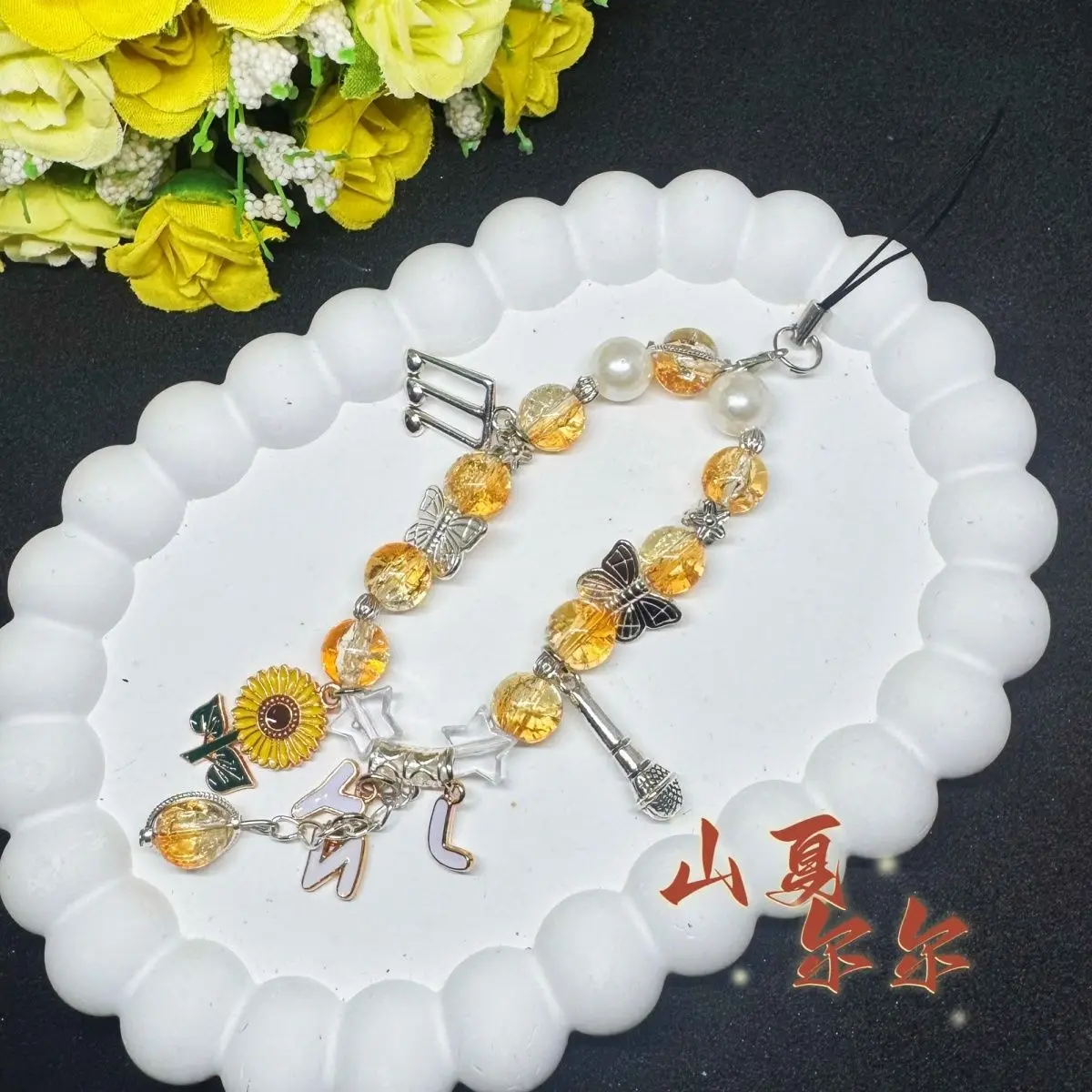 ليو يونينغ يدعم الطلاب بأحرف ملونة وسلاسل هواتف وحقائب وإكسسوارات وسماعات الرأس والكاميرات والحبال المعلقة