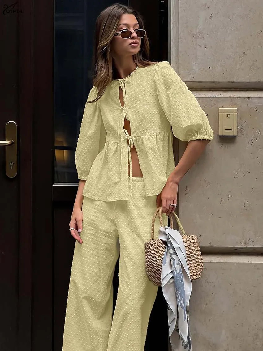 ชุดเซ็ต 2 ชิ้น ผ้าฝ้ายสีเหลืองลำลองสำหรับผู้หญิง แฟชั่นเสื้อครอปแขนสั้นคอโอผูกเชือก และกางเกงขายาวจีบระบายผูกเชือก