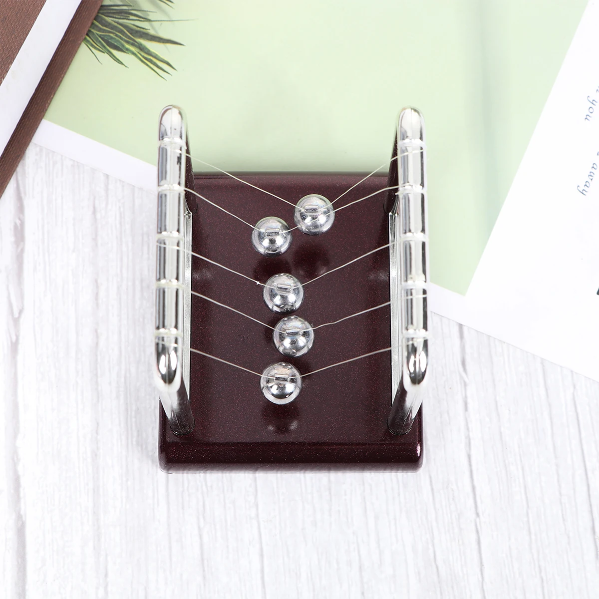 Newton Bumper Ball Slinger Natuurkunde Wetenschap Onderwijs Desktop Decoratie Botsing Ballen Energiebesparing S (Zilver Zwart)