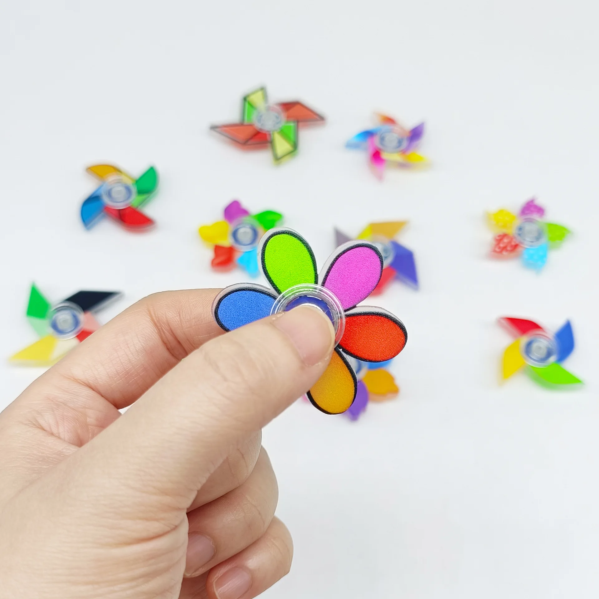12 szt. Kolorowe Płatki Wiatraczków Akrylowe Fidget Spinner Zabawki Upominki na Przyjęcia Urodzinowe Karnawałowe Wypełniacze do Torebek
