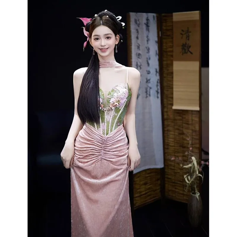 

A new Chinese-style morning dress with unique design sense and pink toasting