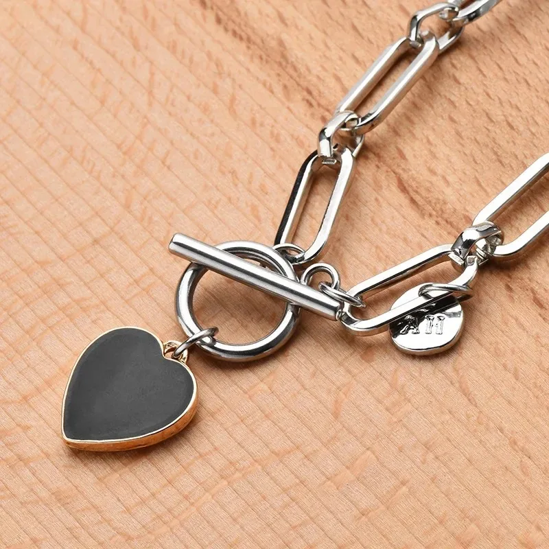 

Black and white double heart-shaped necklace, retro neckline, multi-purpose collarbone necklace, fashionable clothing necklace