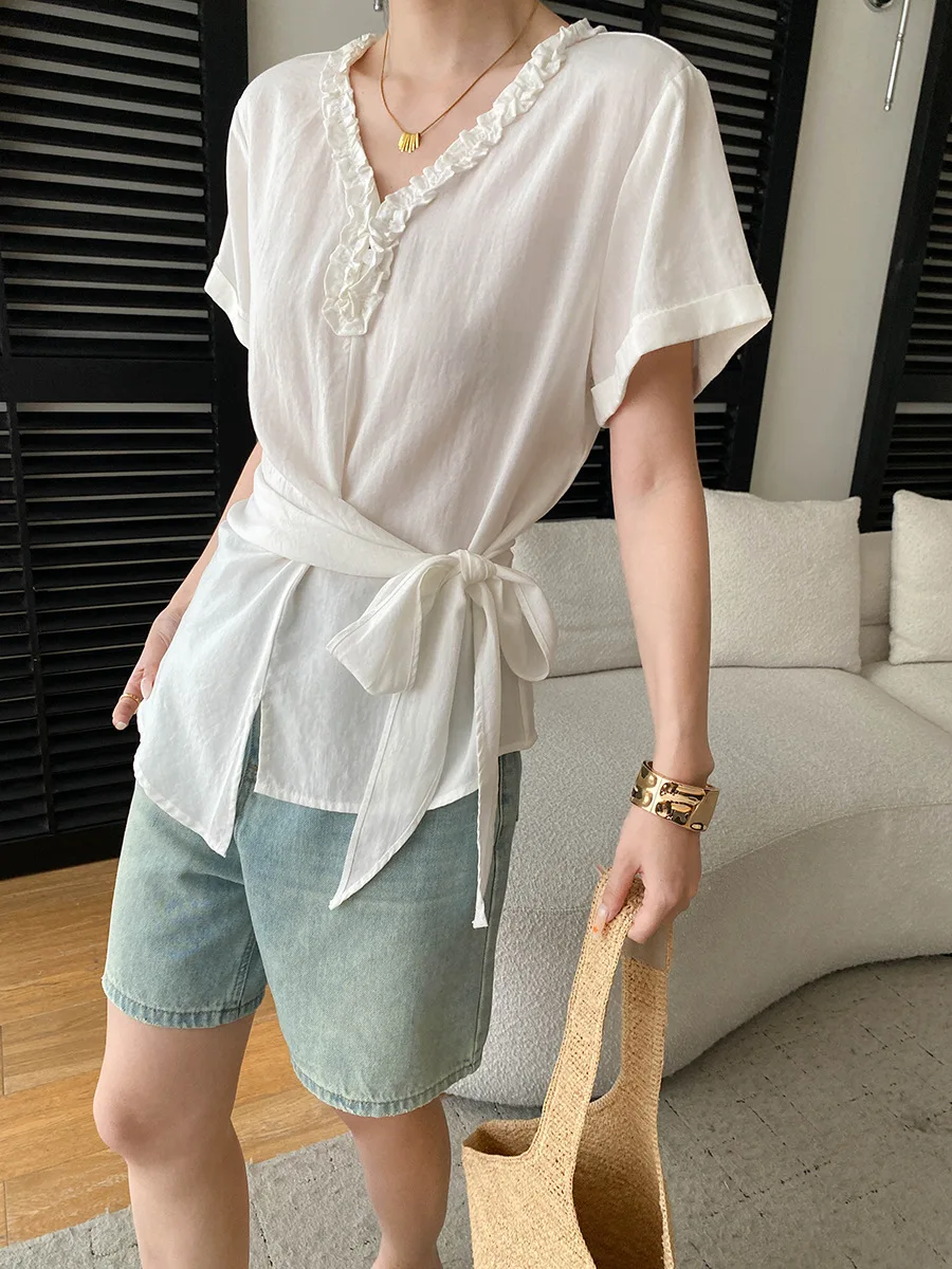 Sommerliches Damen-Shirt in unifarbenem Design mit V-Ausschnitt, Bördelkante und Taillenband, Kurzarm – Detail 7
