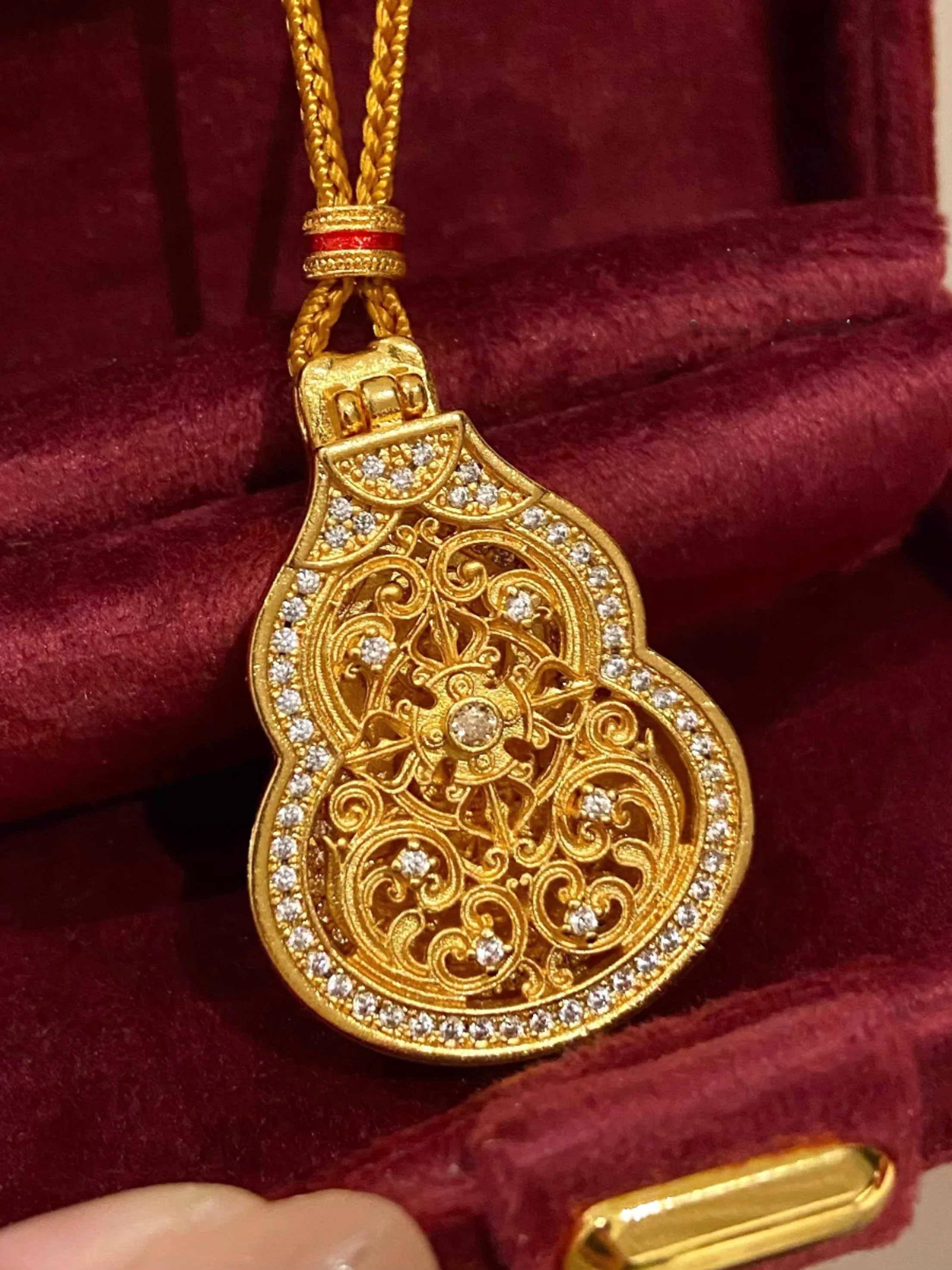 victoria-vh-jie-traditional-diamond-embedded-gourd-nelace-personal-buddha-pendant-large-sun-buddha-faion-jewelry