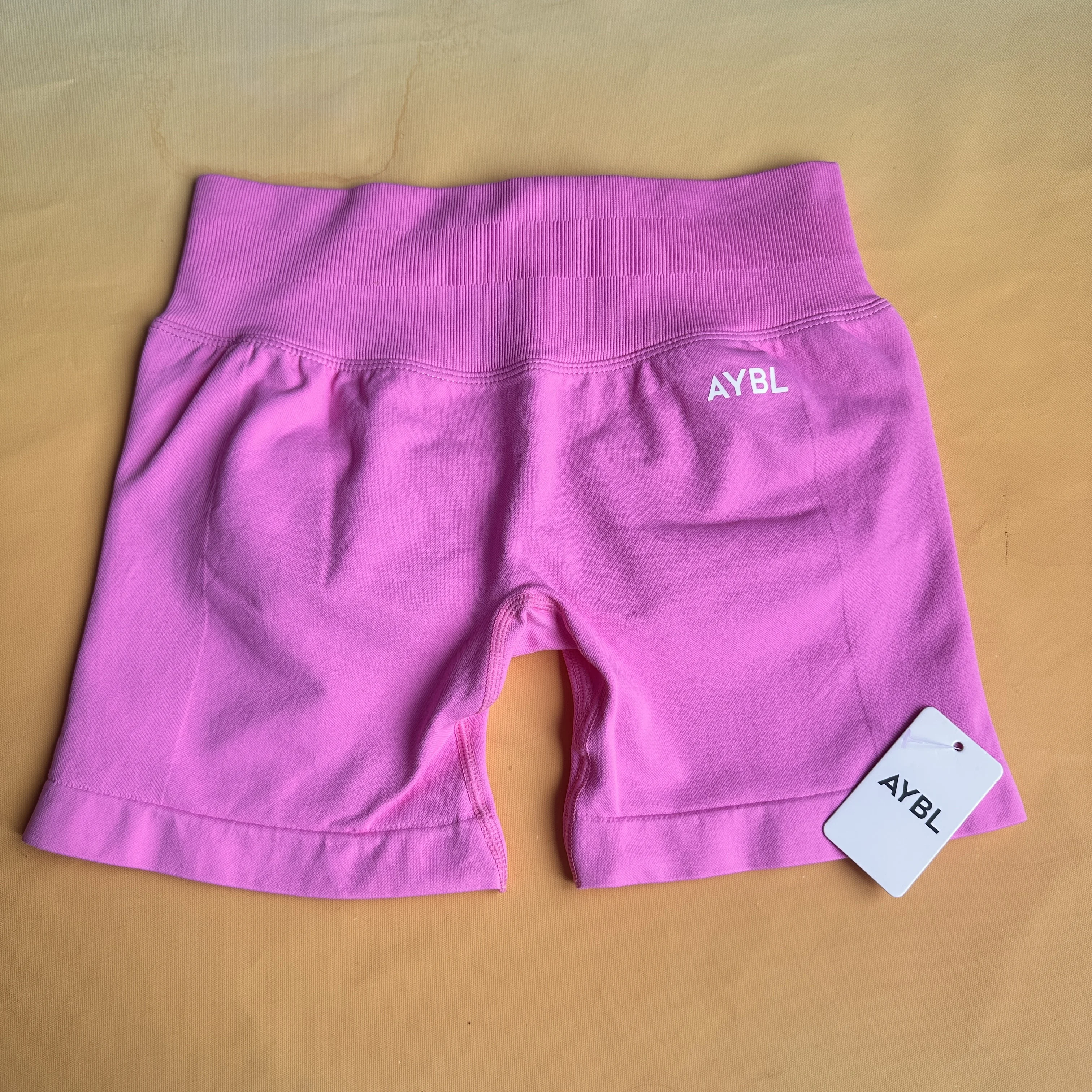 Merkkleding voor dames: sportkleding voor yoga en fitness, huidvriendelijke haltertop, en nauwsluitende high-waist shorts