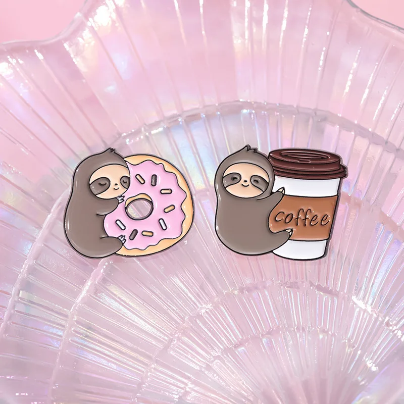 

Мультяшные значки-броши с ленивцами: креативные значки с животными, ленивцами, кофе, бананами и пончиками, эмалевые значки на лацкан, ювелирные аксессуары, украшения для рюкзаков