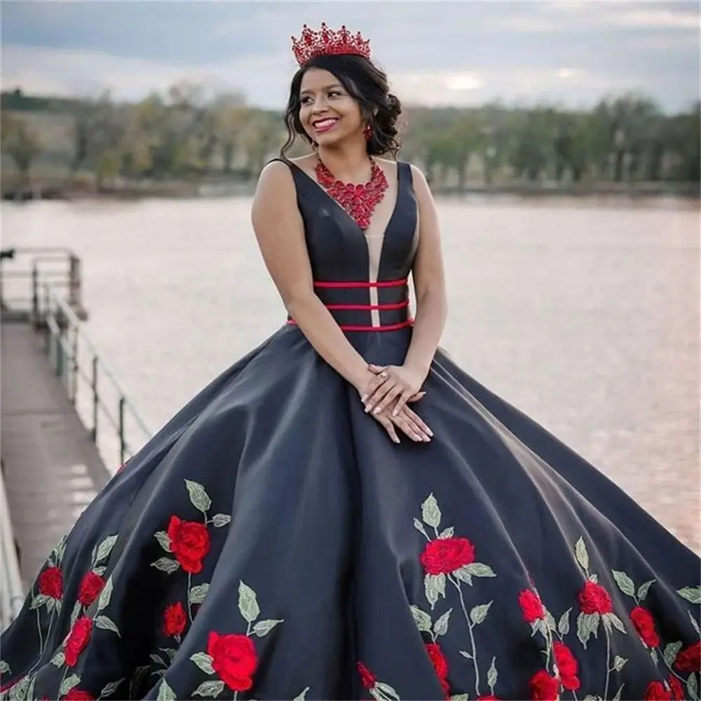 Maßgeschneidertes schwarzes Charro-Quinceanera-Kleid mit Stickerei, weiße Blumen, V-Ausschnitt, Mexiko-Korsett, Sweet 16, Vestidos De XV 15 Anos YQD430