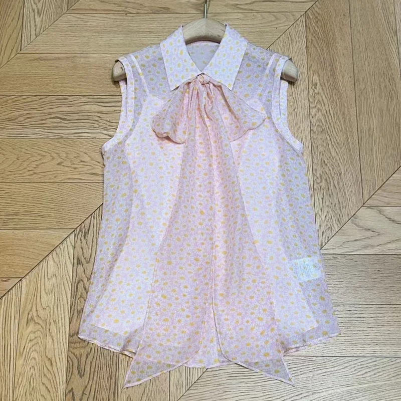 

Новая шелковая рубашка без рукавов с принтом ромашки и лентой