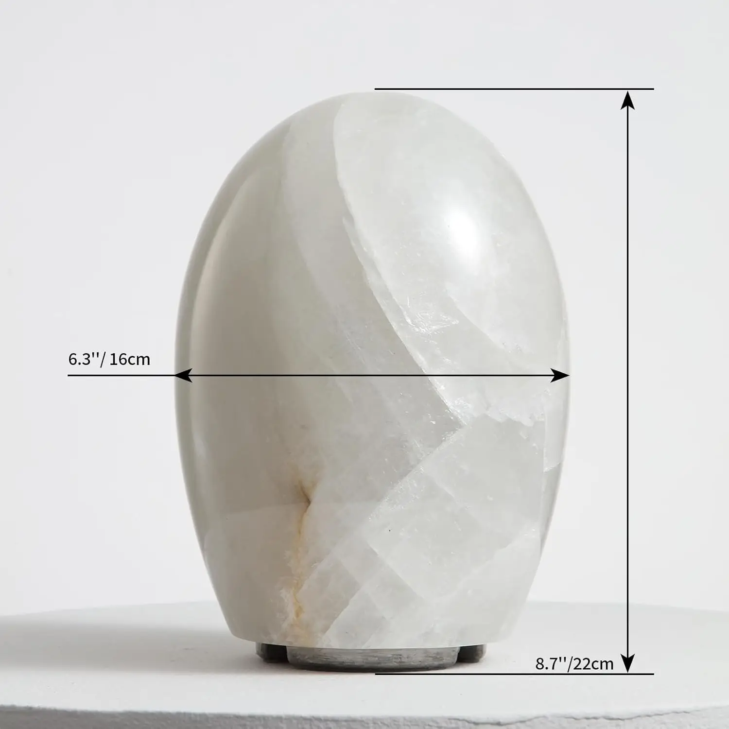 Lampada in cristallo di calcite realizzata a mano con bagliore ambrato dimmerabile, struttura naturale unica per l'arredamento della camera da letto