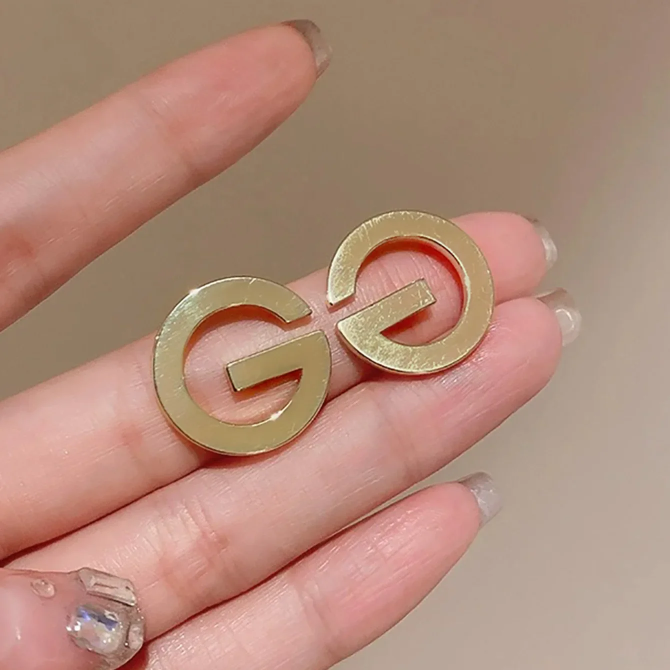 Pendientes de Metal con letras de viento Dongdaemun, pendientes de nicho de diseño simple, joyería versátil para las orejas a la moda para mujer