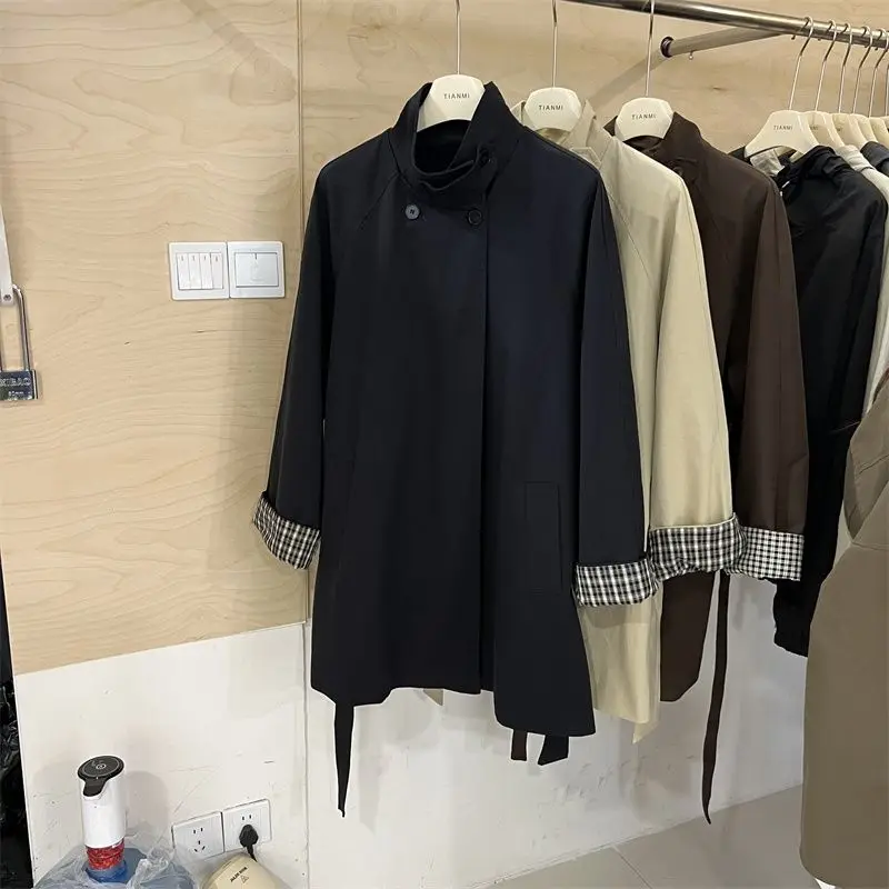 สไตล์อังกฤษฤดูใบไม้ร่วง 2025 Nnew Stand Up COLLARตัดกันความยาวปานกลางTrench Coatสําหรับผู้หญิงที่มีการออกแบบที่ไม่ซ้ํากันและเข็มขัดแจ็คเก็ต