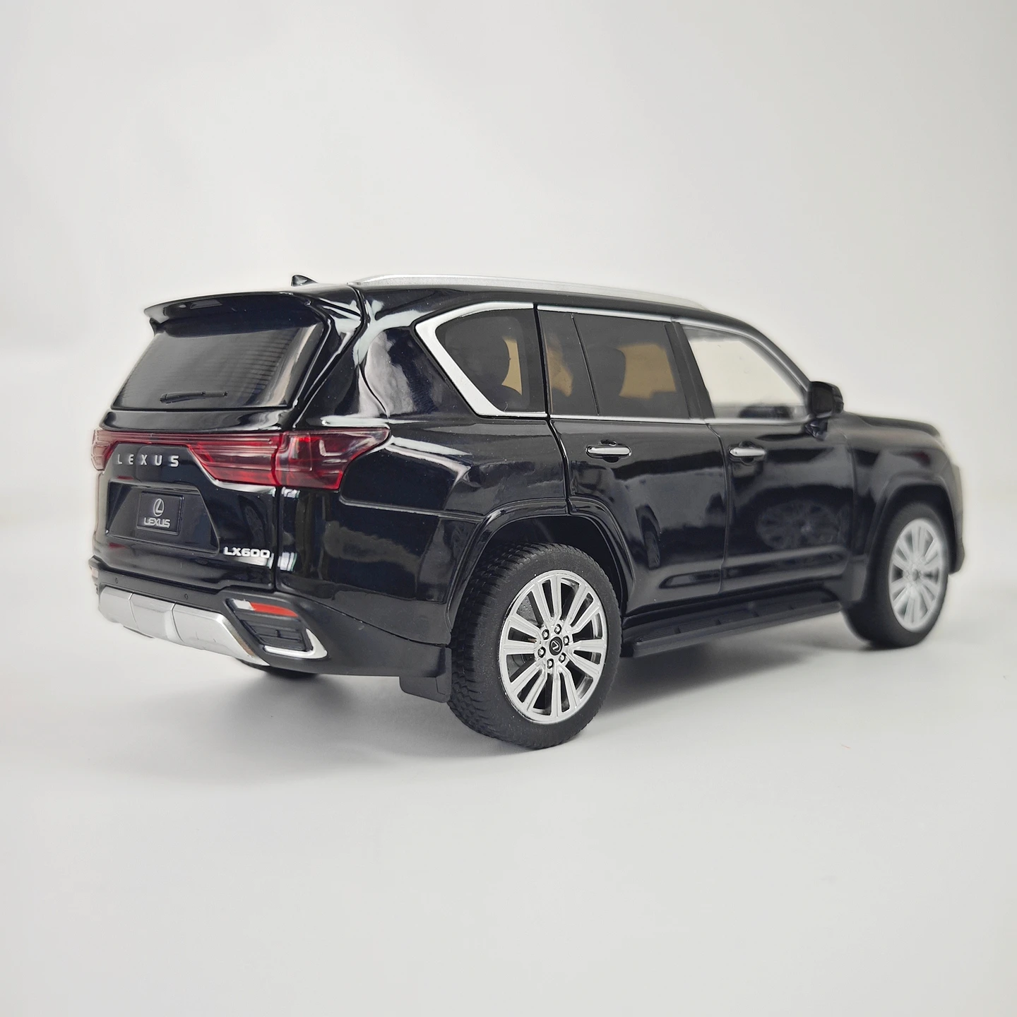 1/24 Lexus LX 2024 alloy car model, doors and engine hood, trunk can be opened with sound and light, off-road vehicle view 5