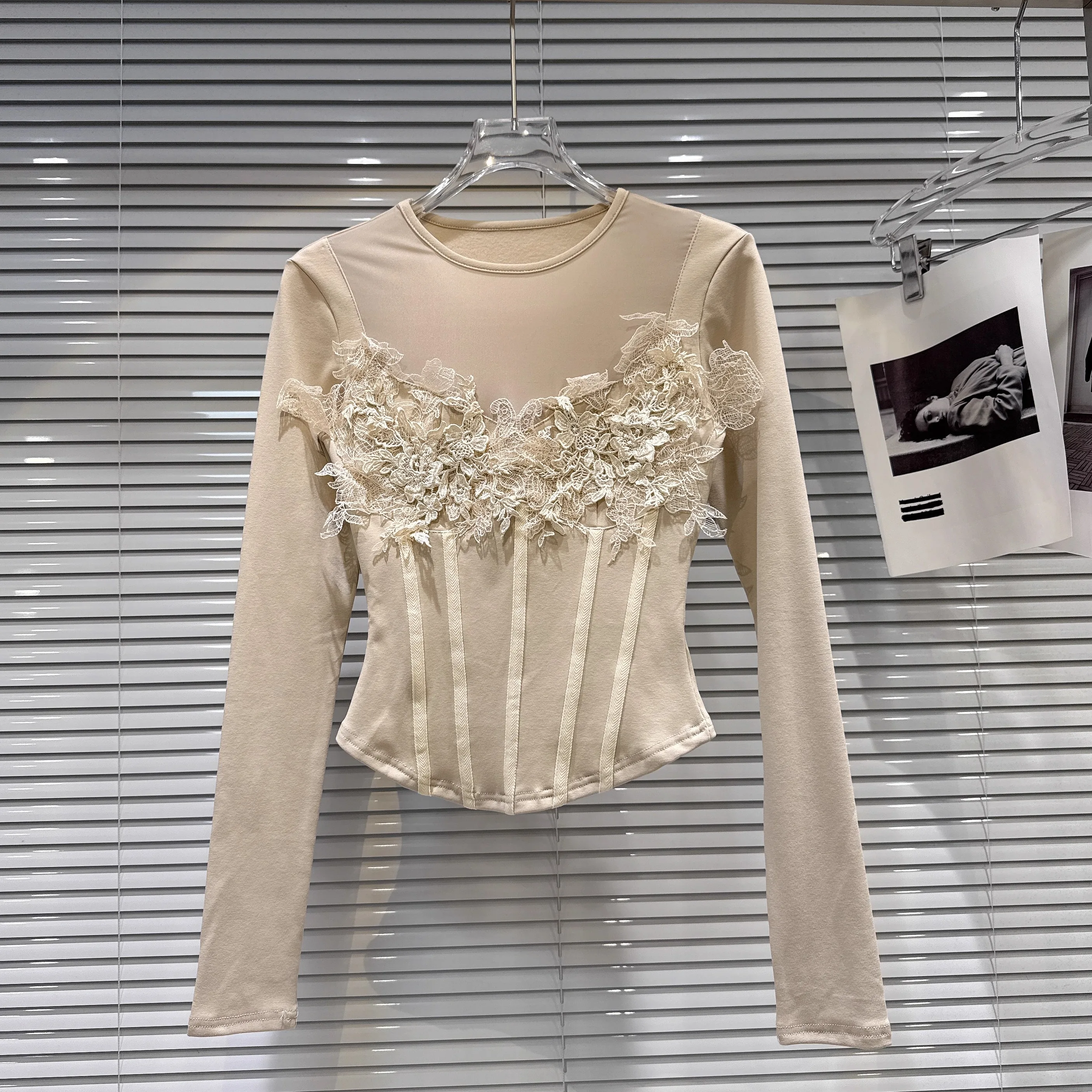 

Новинка зимы 2025 года, милая и пряная кружевная вязанная крючком футболка с флисовой подкладкой на талии, базовый топ для женщин