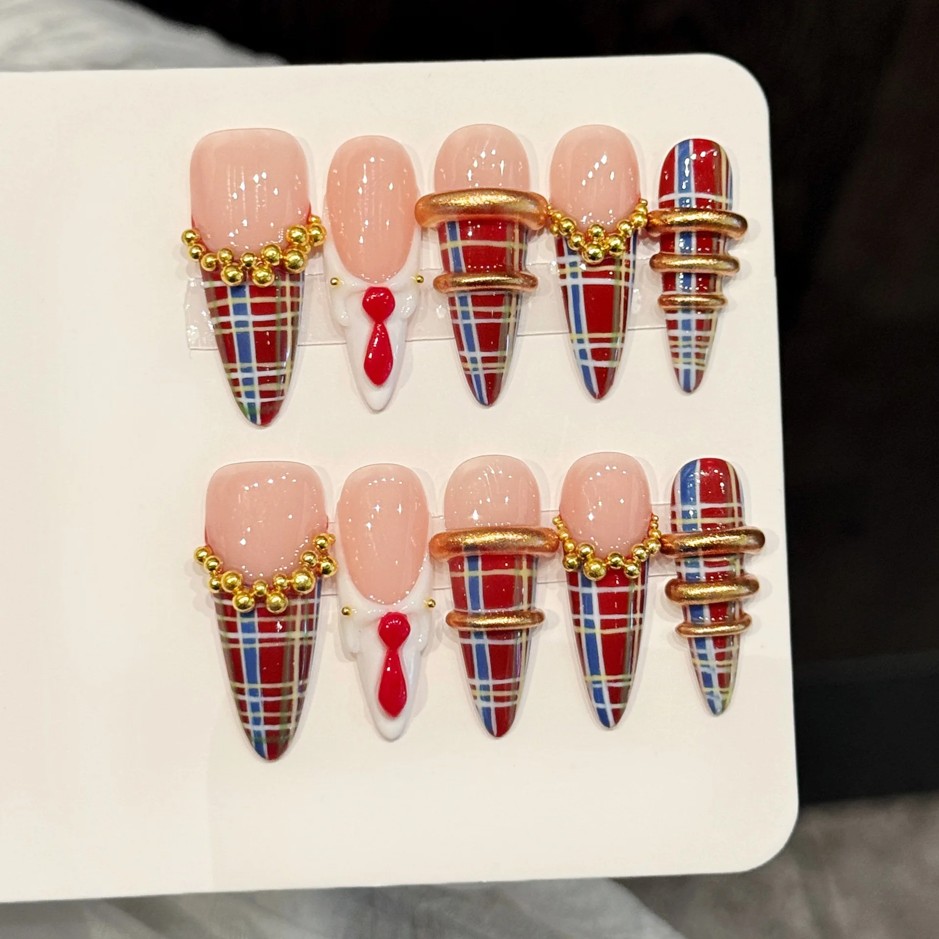 

10pcs Handmade Pressed Long Pointed Nail Art,Nice Fake Nails,Luxurious Red Plaid Retro College Style With Gold Decoration