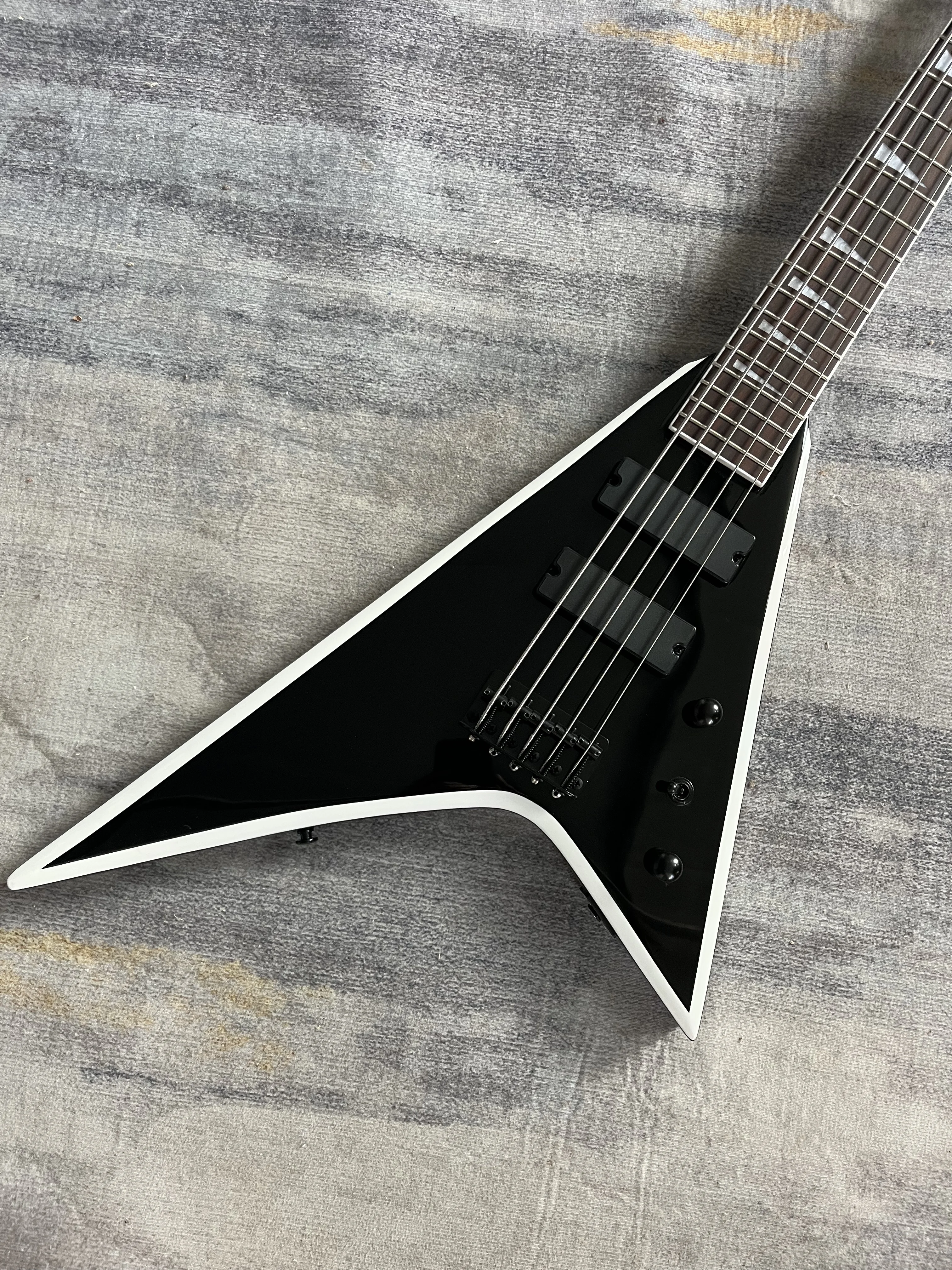 

Китайская электрическая бас-гитара V-образного типа черно-белого цвета, 5-струнная липа