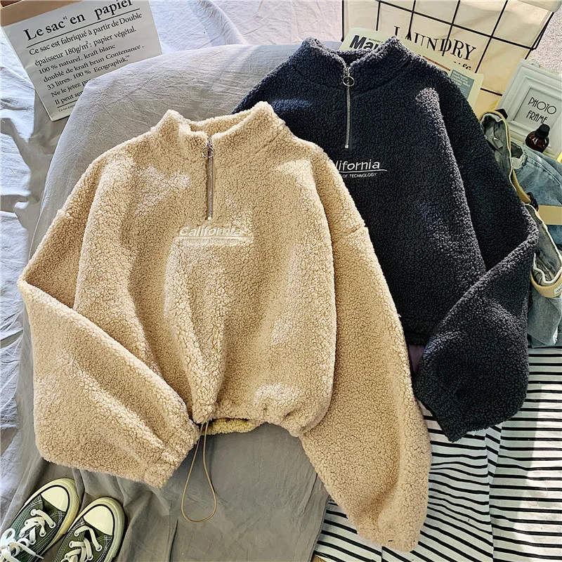 Damen-Sweatshirt mit Stehkragen, Fleece-Futter, dick, aus Lammwolle, kurz geschnitten, für Herbst und Winter, flauschig, locker geschnitten, langärmelig, mit Schriftzug, lässiger Pullover – Detail 5