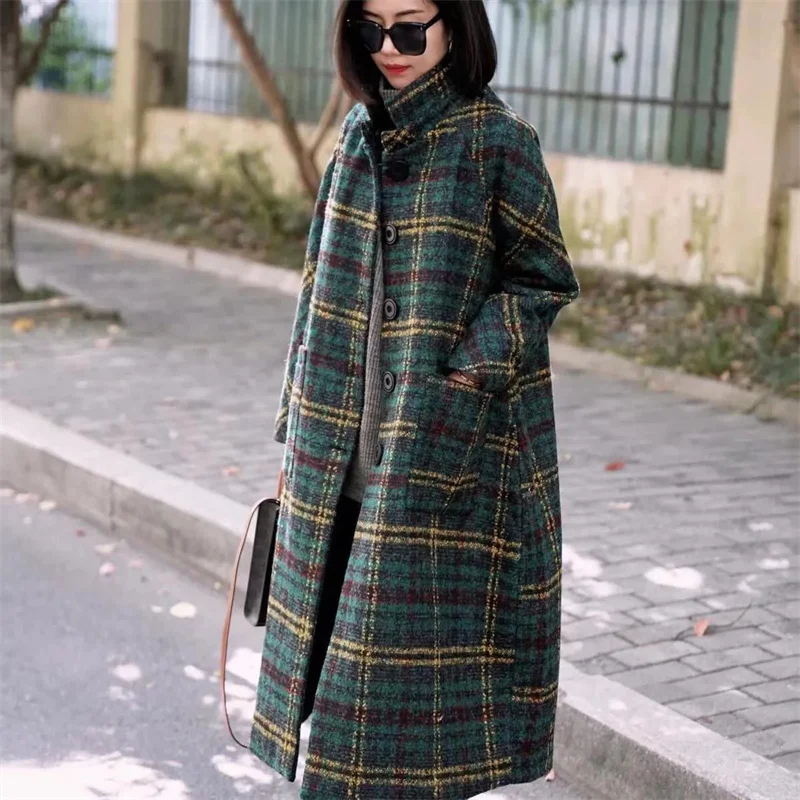 Cappotto di lana retrò da donna di media lunghezza 2023 autunno/inverno nuovo cappotto scozzese allentato ispessito allentato cappotto da donna sottile impiombato pendolare