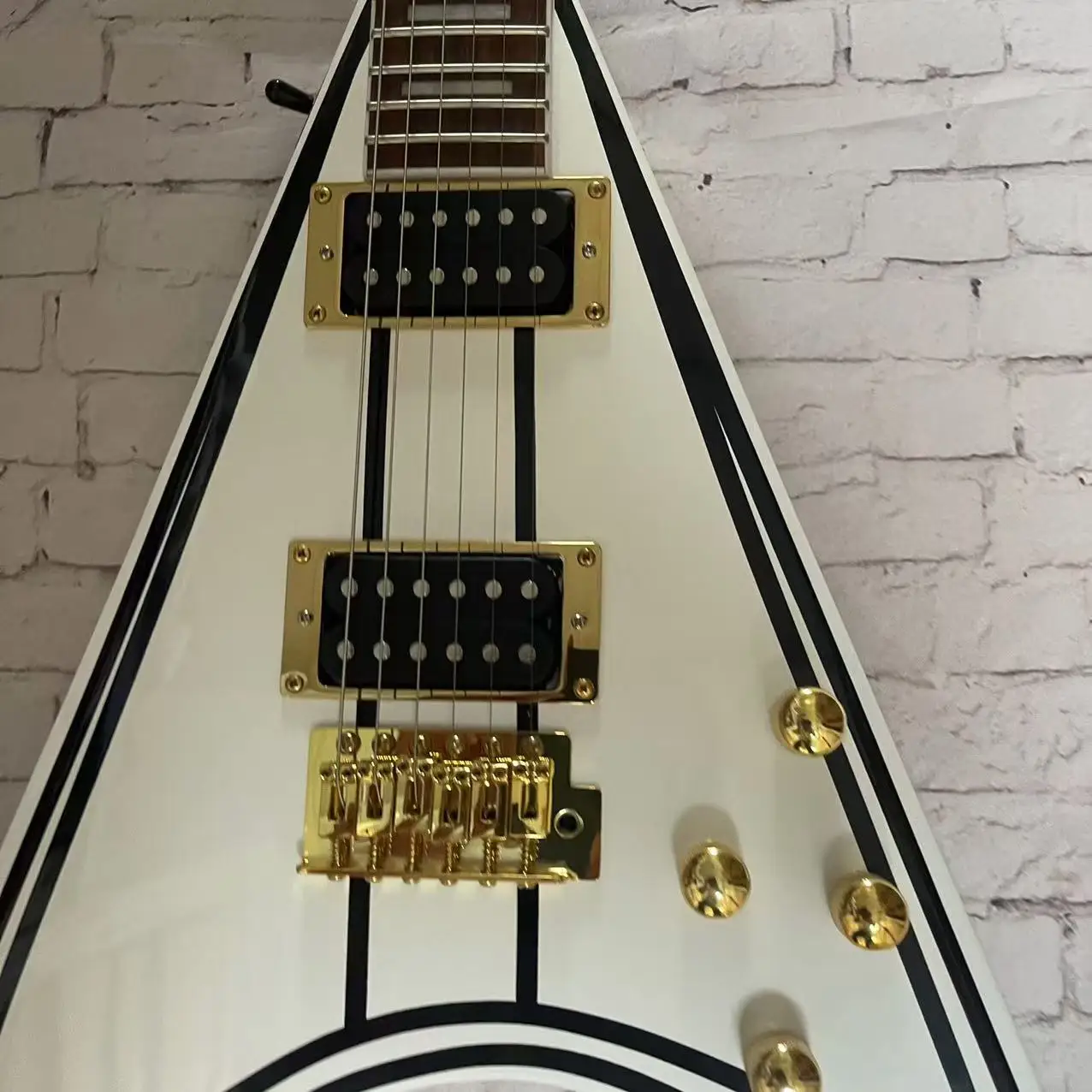 Guitarra elétrica alienígena guitarra elétrica de 6 cordas, corpo branco com listras pretas, imagem de envio real, em estoque