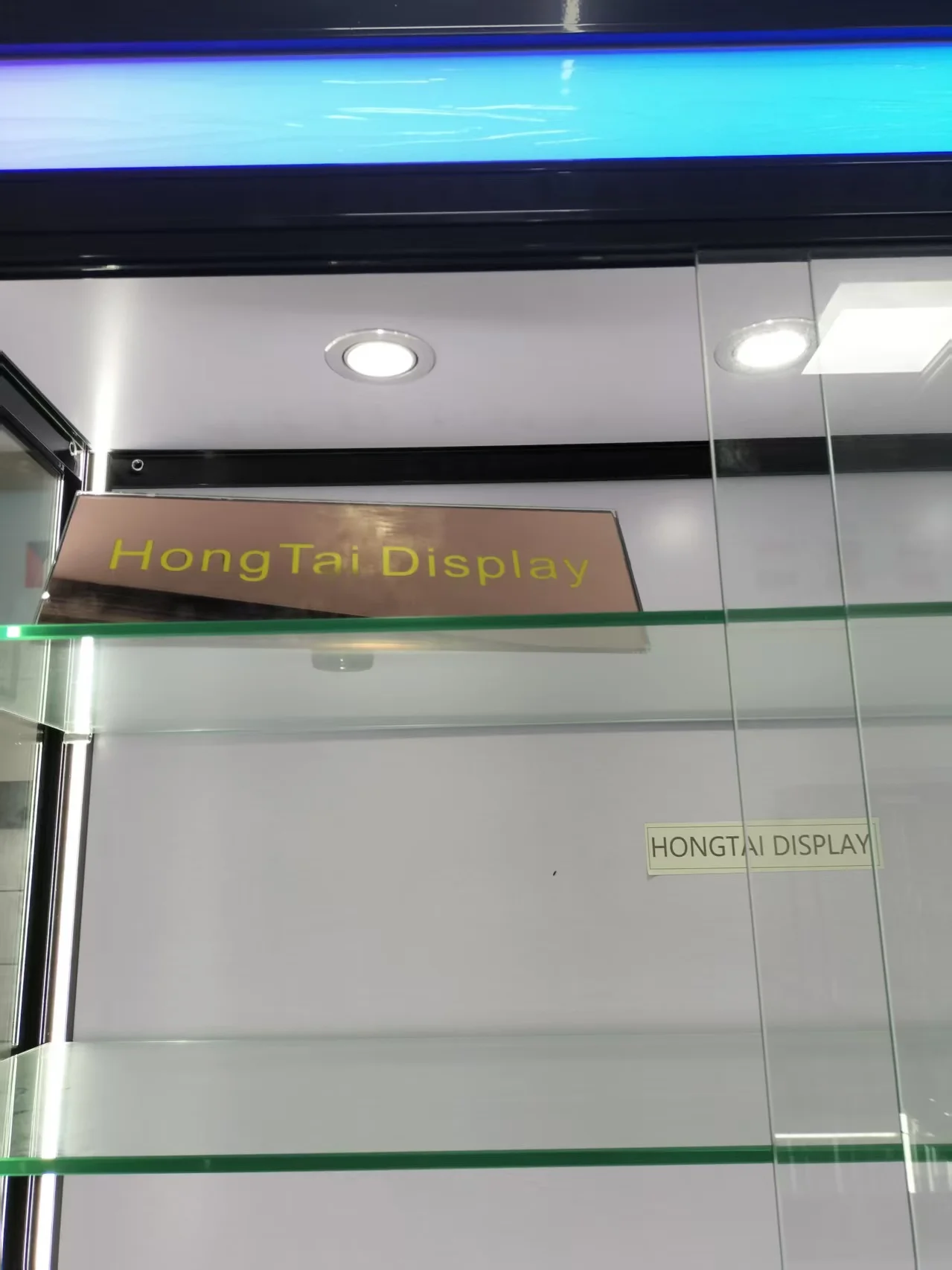 Custom.Popular Latest Modern Designed Wall Cabinet Smoke Shop Display Multi Color Light Retail Shop Display for High Showcase