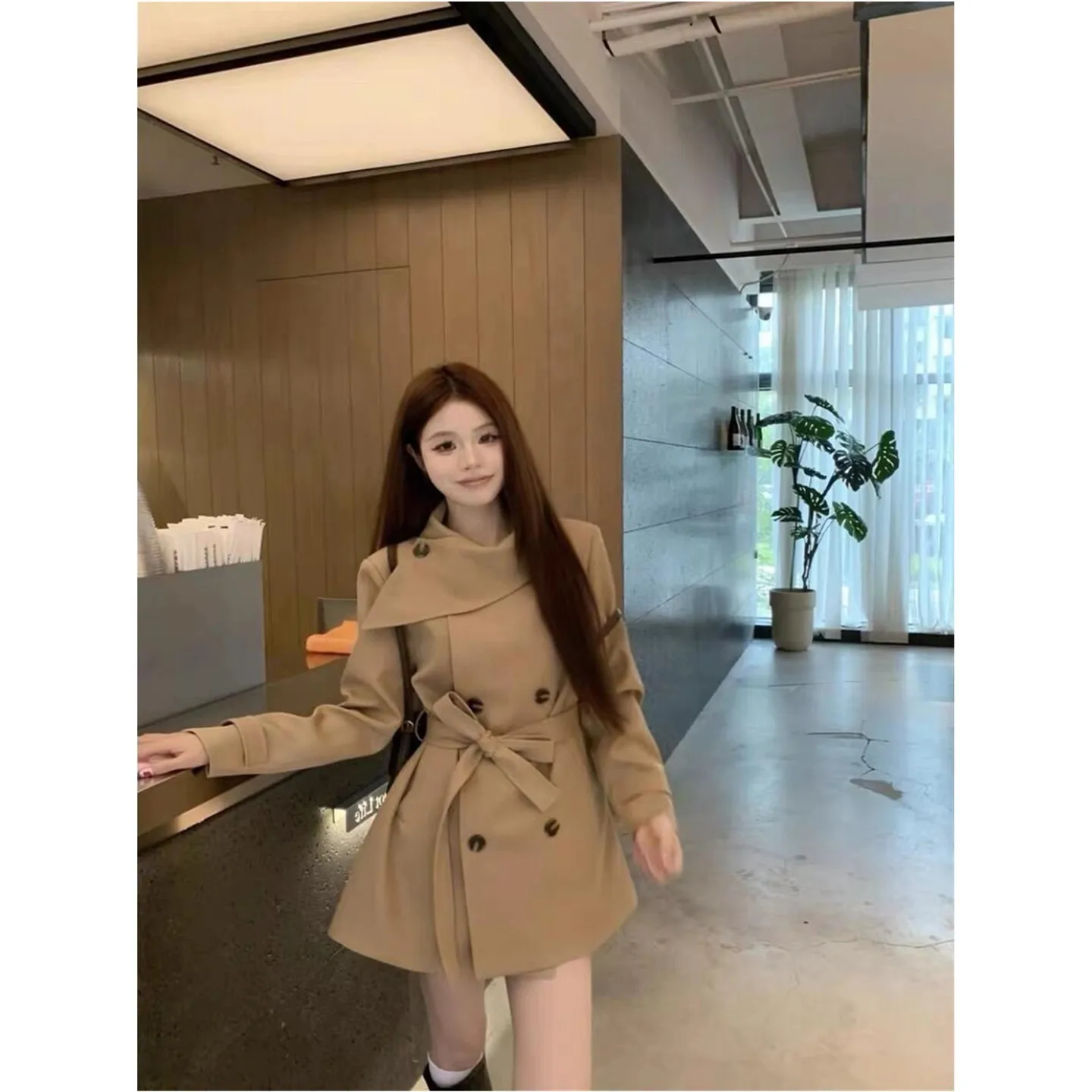 معطف بريطاني مزدوج الصدر بياقة واقفة وأشرطة خريفية للسيدات فضفاضة متوسطة وطويلة ومزاج غير رسمي