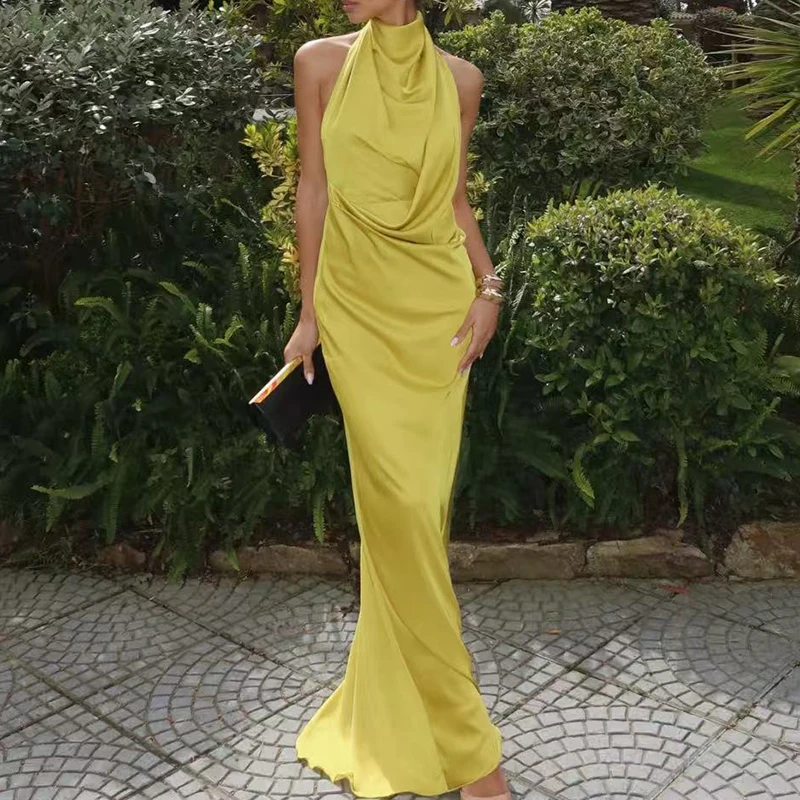 ชุดราตรีผ้าซาตินแบบเปิดหลัง สายคล้องคอ ทรงเข้ารูป ดีไซน์เว้าเซ็กซี่ ผ้าเรียบหรู  ชุดออกงานยาวลากพื้น ดีไซน์จับจีบ สวยสง่า