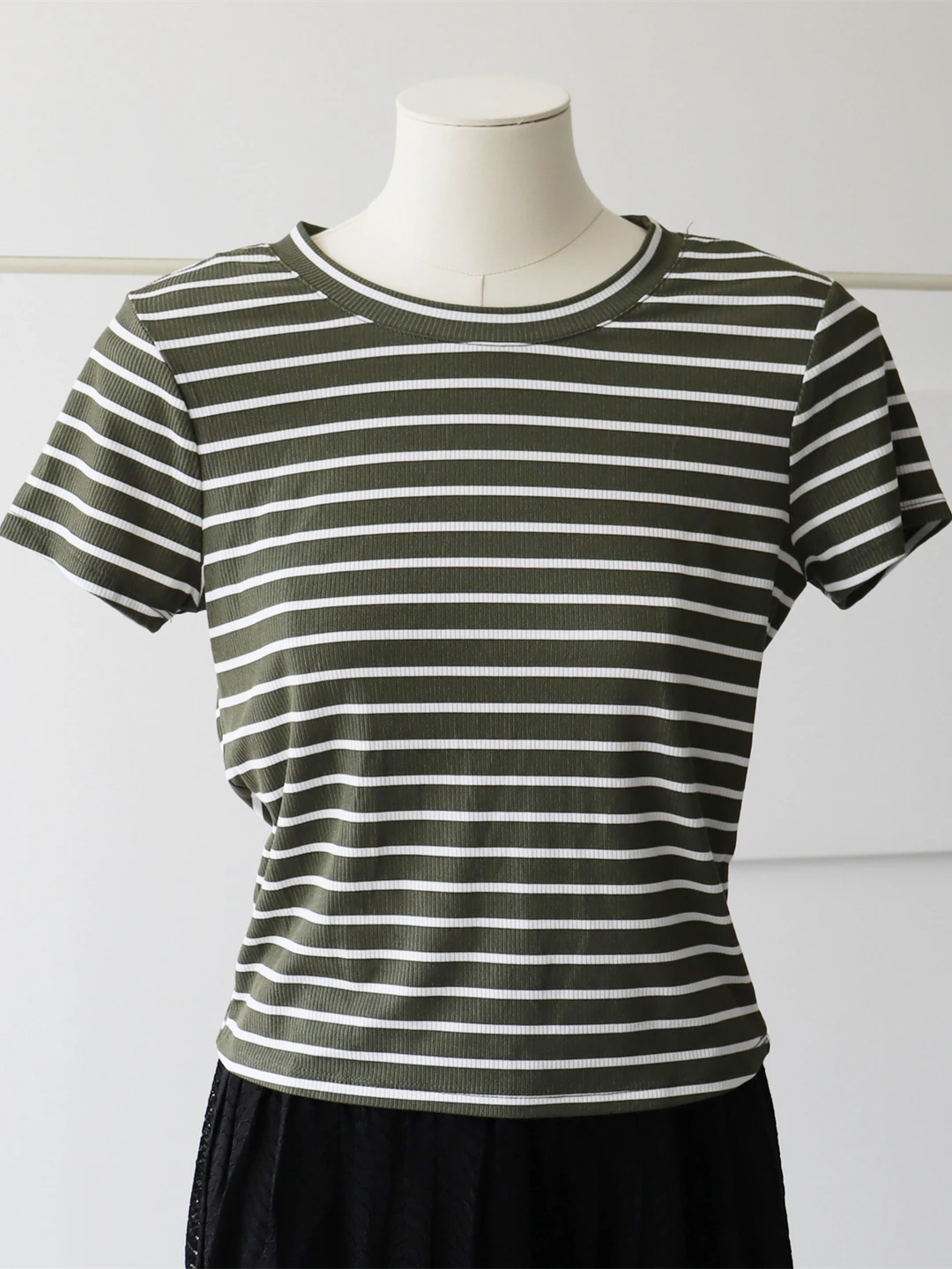 スリムフィットまたはスウェットTシャツ、ストライプ柄カジュアル、軽量で柔らかいコットン素材のサマートップス、女性用ラウンドネックプルオーバー