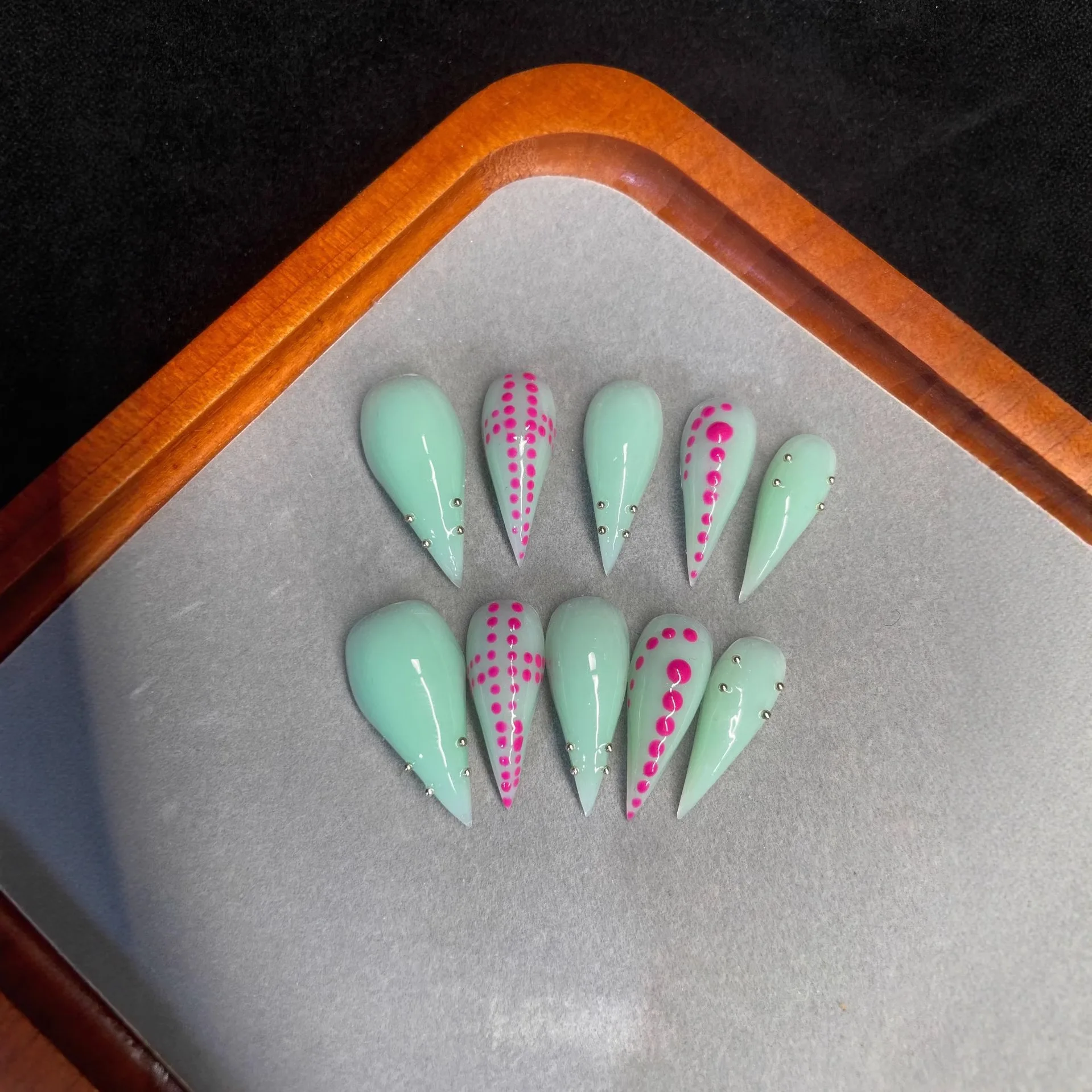 10PCS of delicate and fresh mint-colored pastel pink polka dot fake nails, with built-in mini silver metal rivets